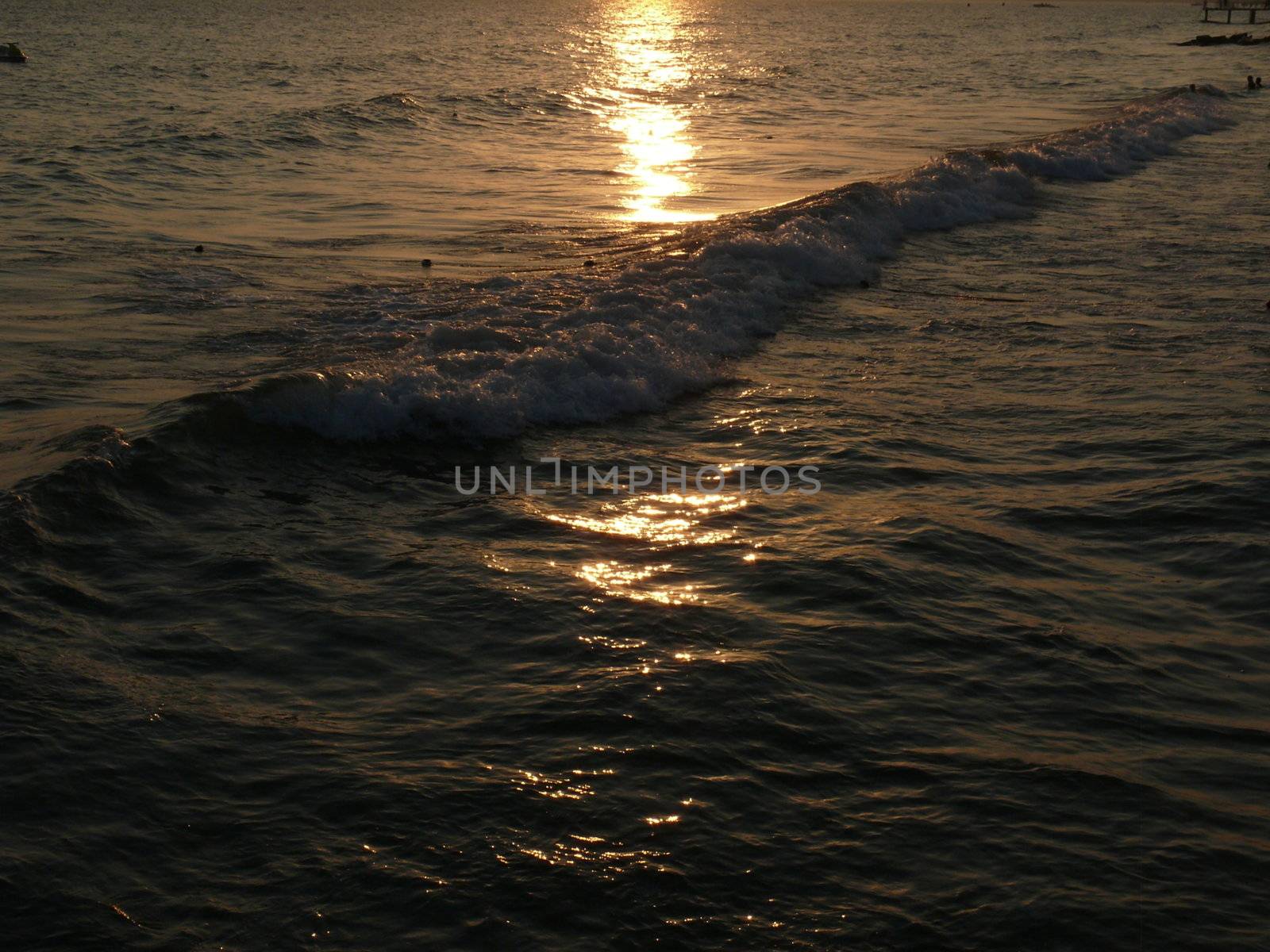Reglection of a sun in the waves