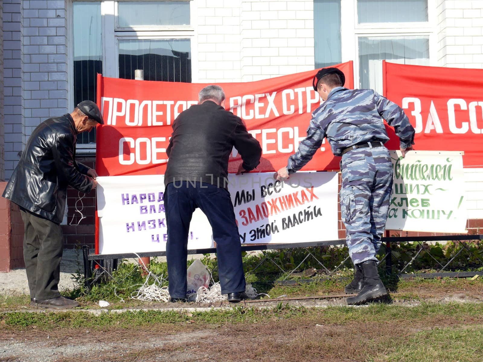 Peoples install communism banners by Stoyanov