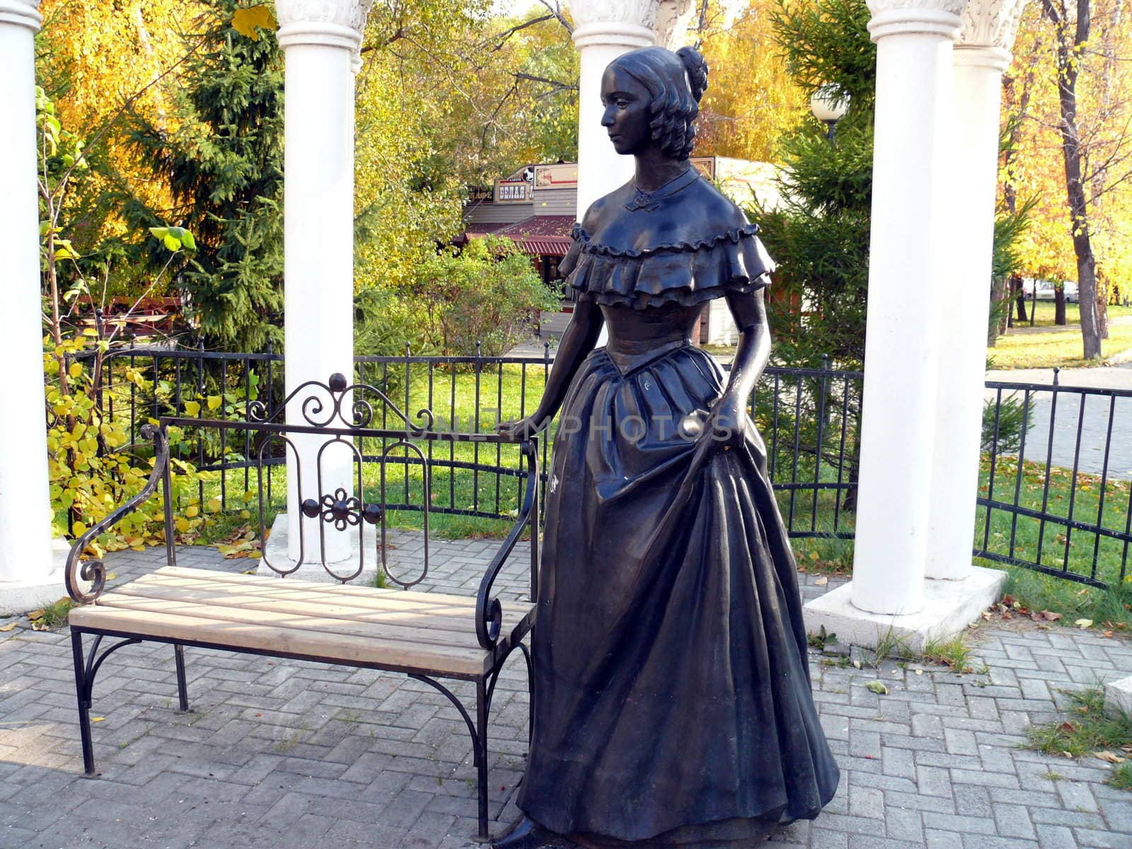 Monument of a women near the bench