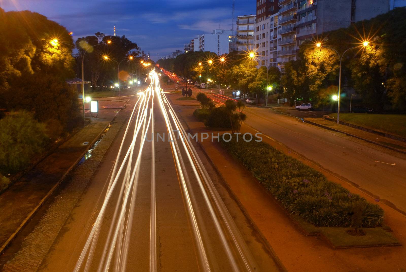 City lights lines at evening by cienpies