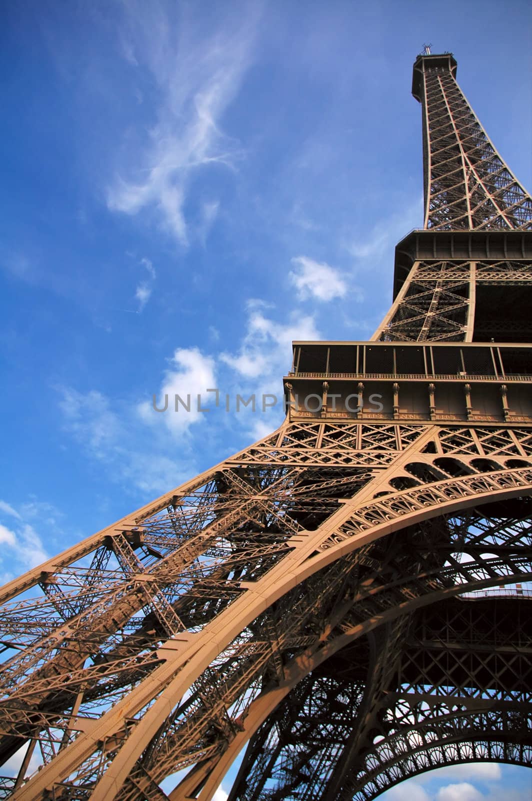 Under the Eiffel tower by t3mujin