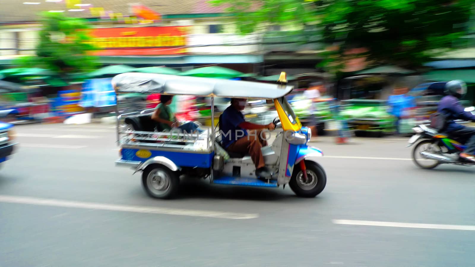 Busy tuk-tuk by t3mujin