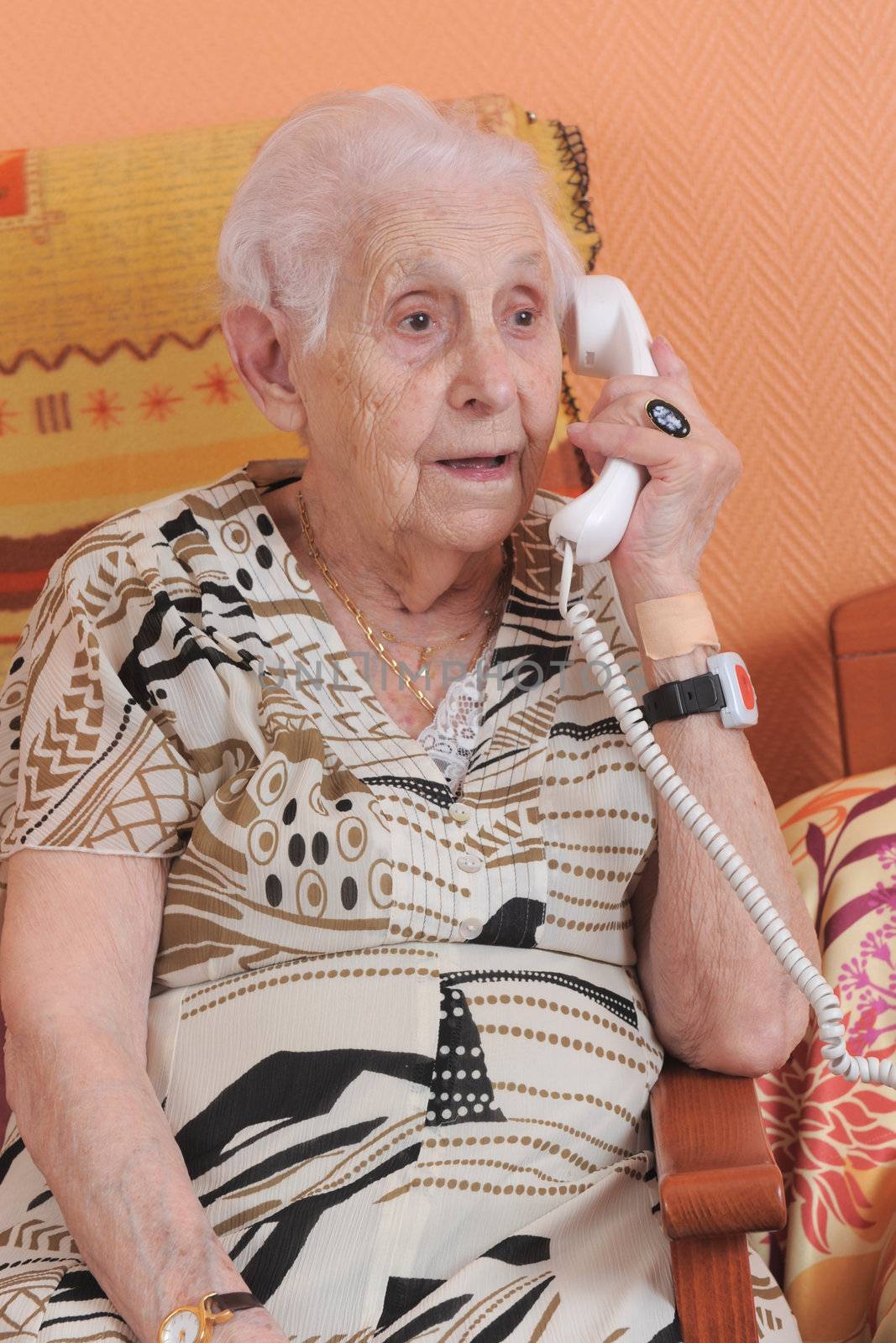 senior woman and phone by cynoclub