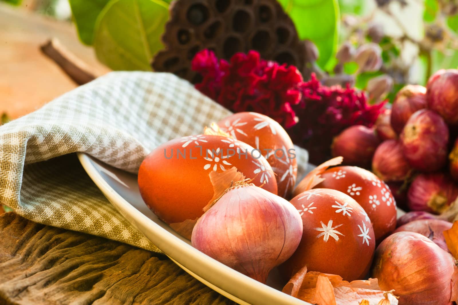 Naturally colored Easter eggs with onion skin and hand-painted