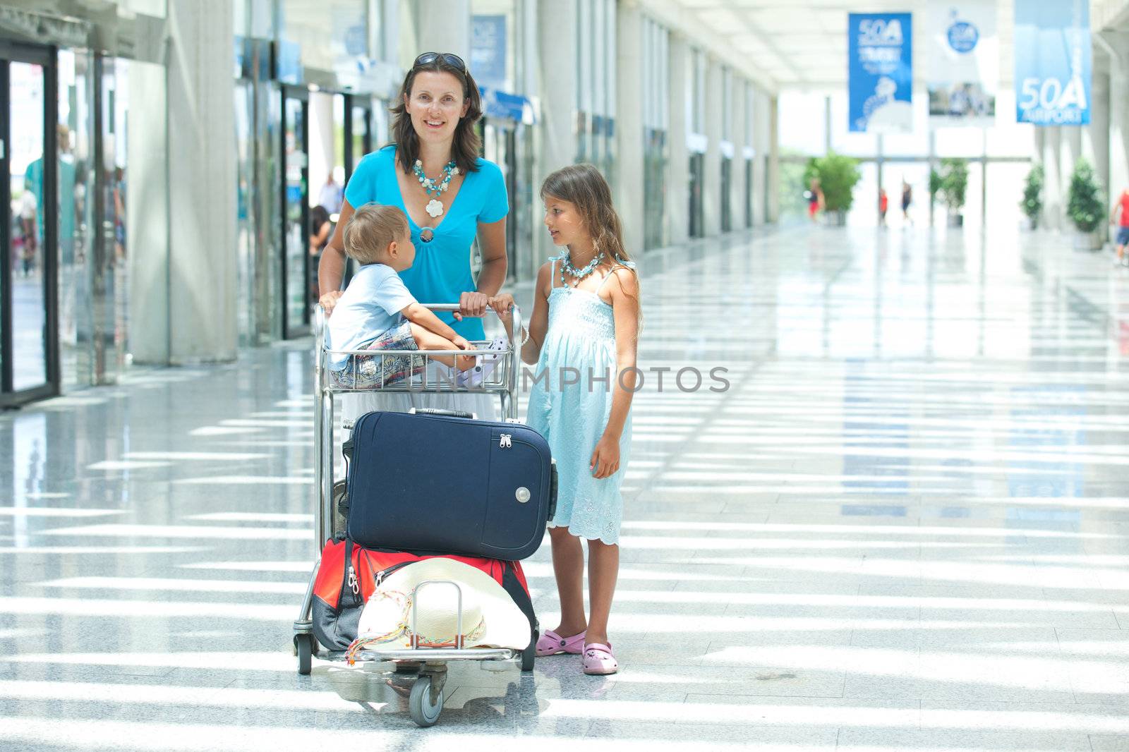 Mom and child in the airport by maxoliki