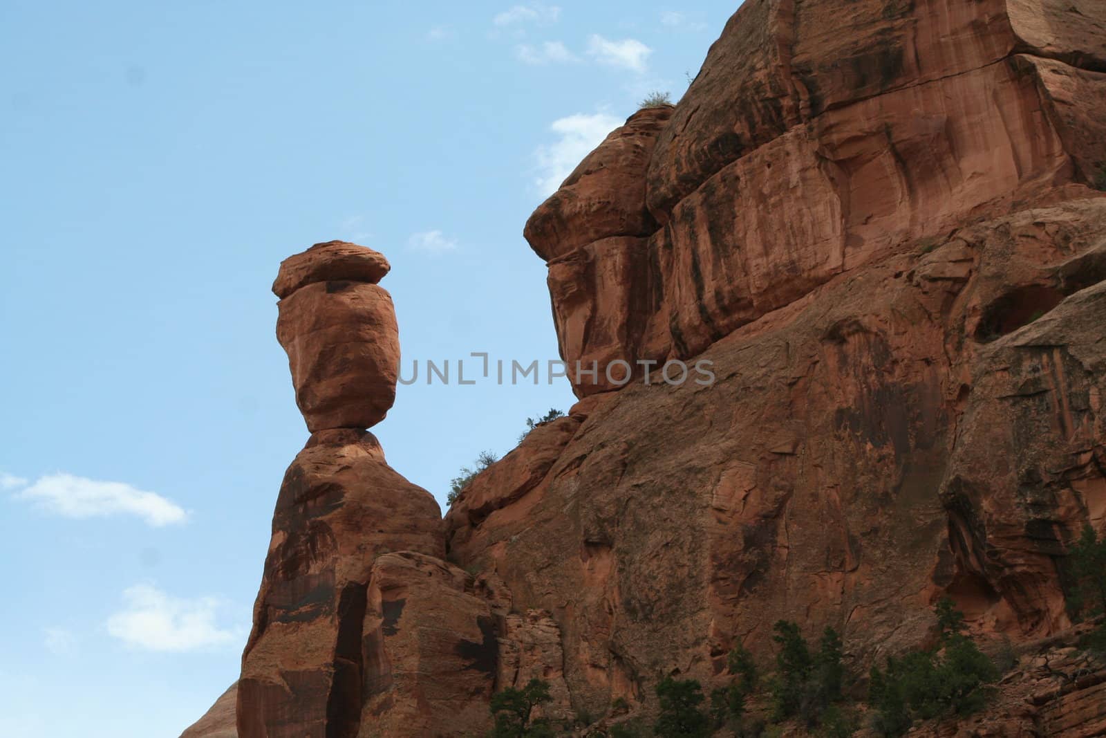 Balanced rock in Colorado National Monument by edhunt