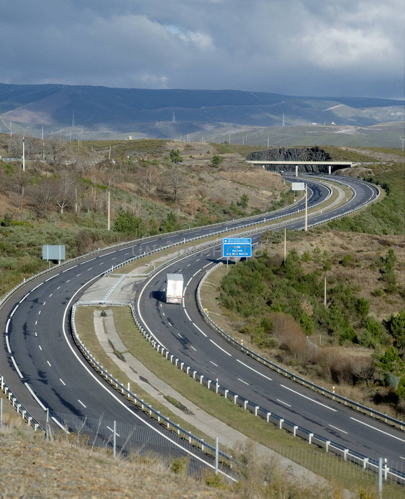 Curvy highway by t3mujin