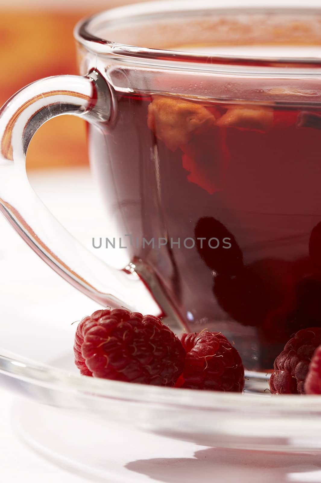 macro pic: cup of tea with raspberry 