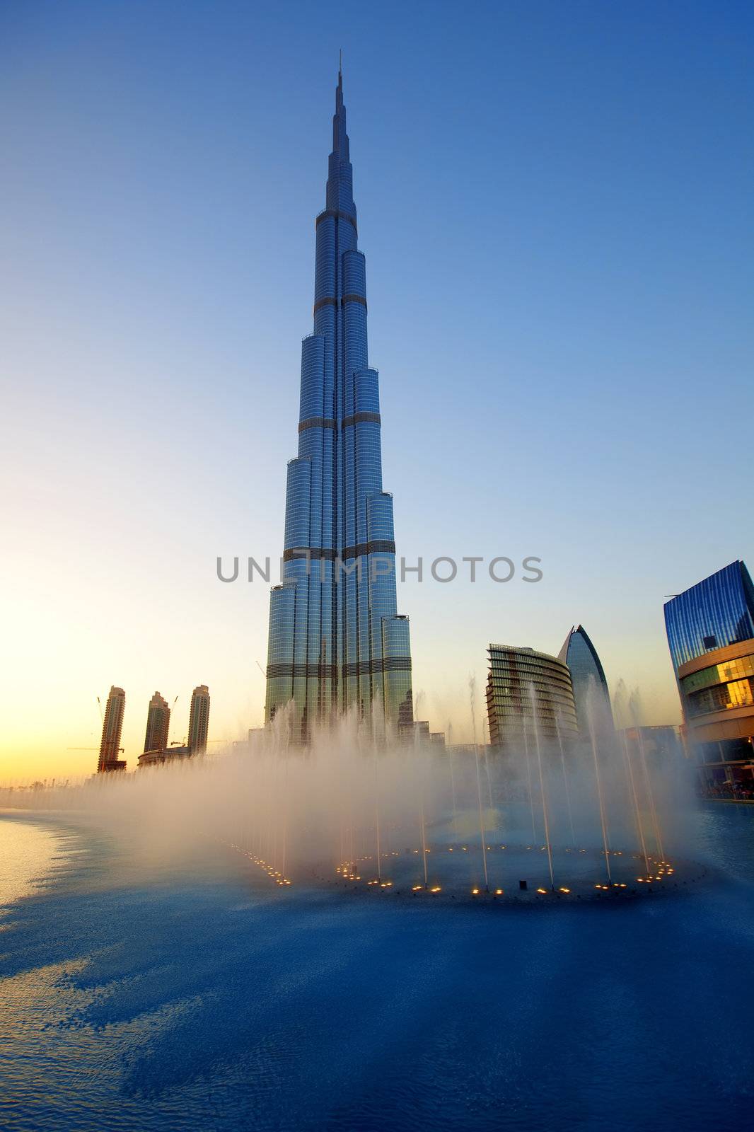 Burj Khalifa fountains by kjorgen