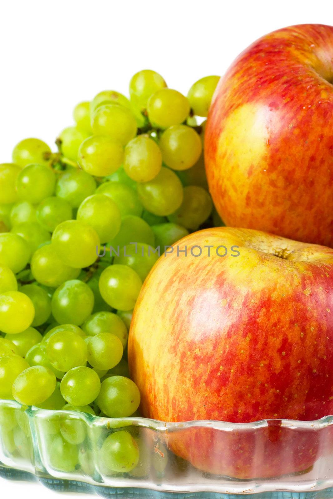 Fruits (apples and grapes) on a plate