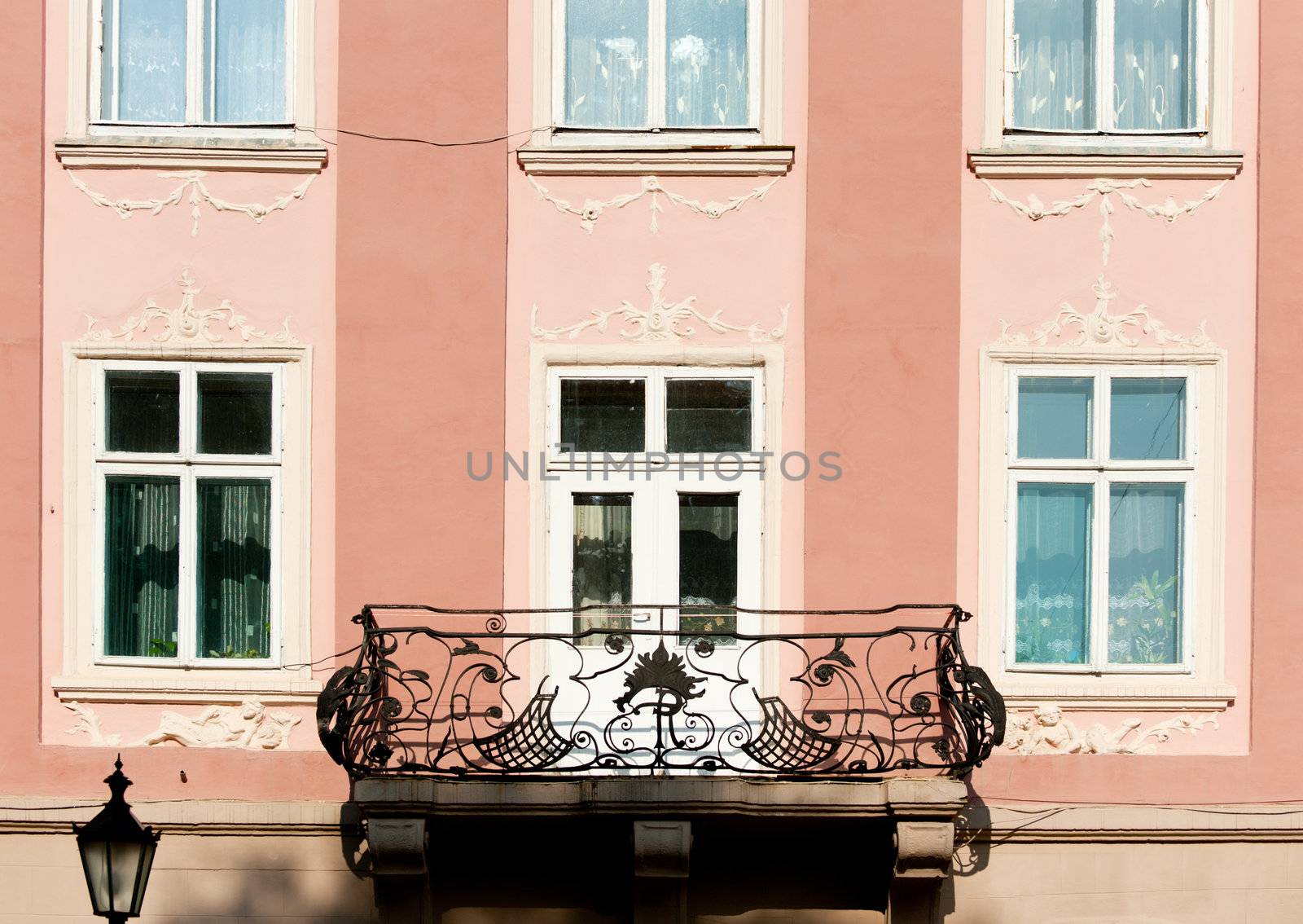 Facade of a building with a balcony. The building is constructed 1850-1890