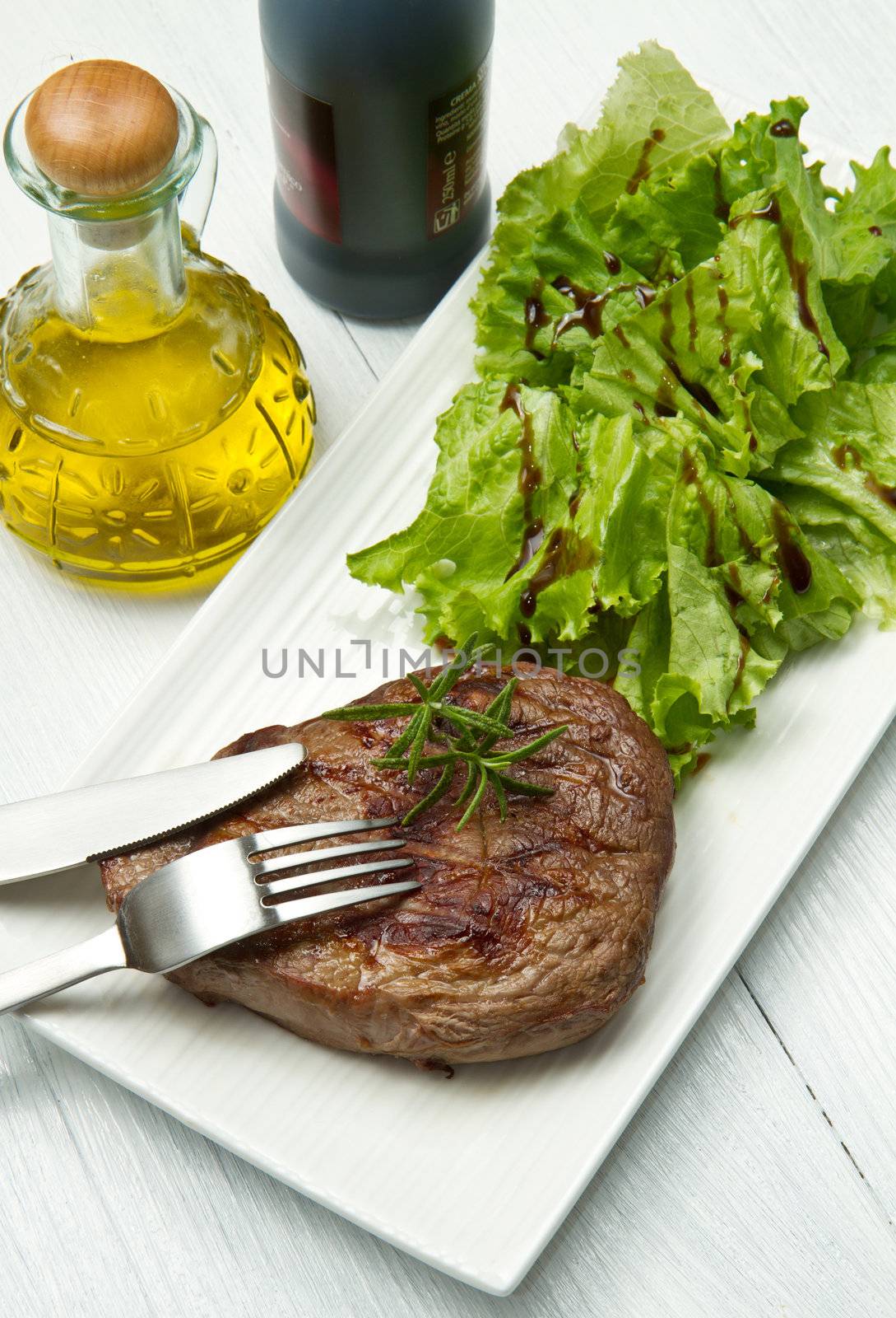 meat grilled with fresh salad