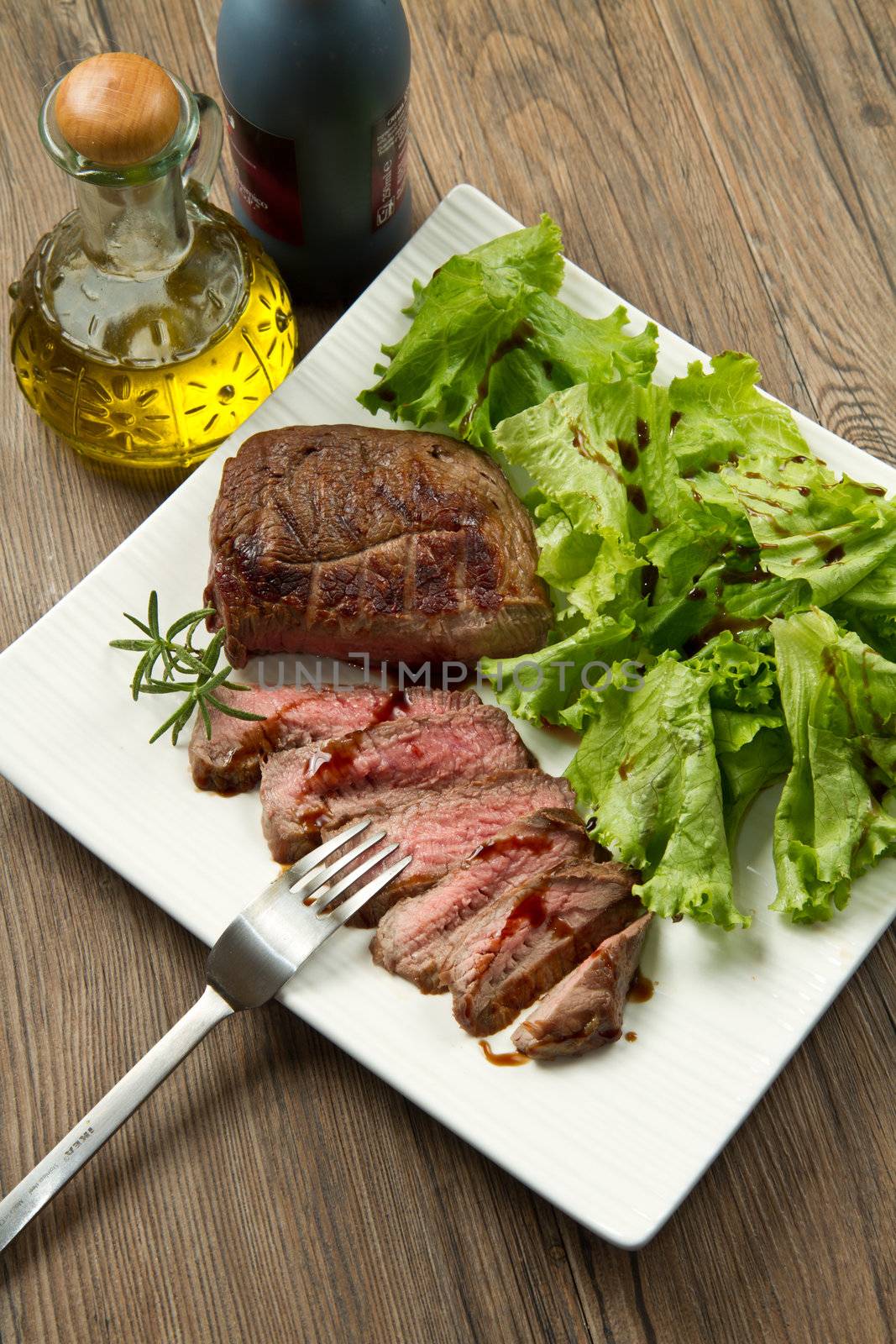 meat grilled with fresh salad