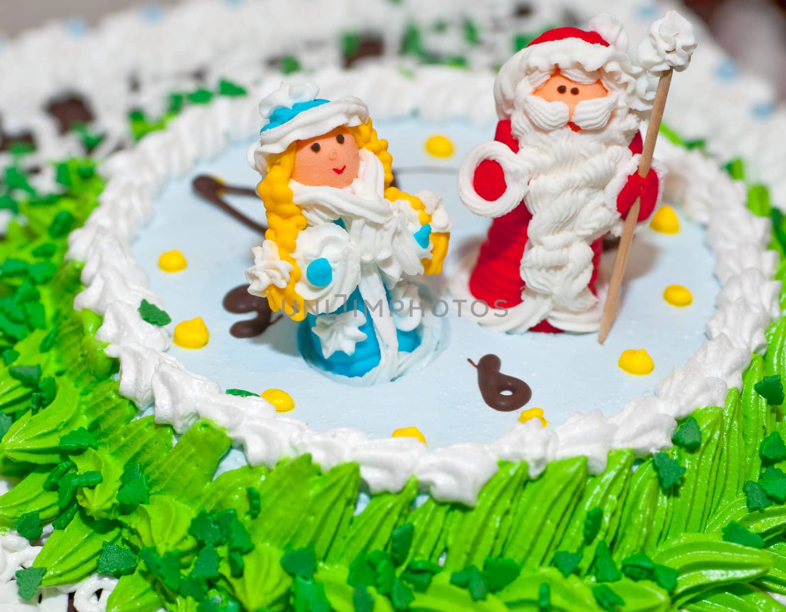 New Year's cake. Decorated the Snow Maiden and Santa on hours.