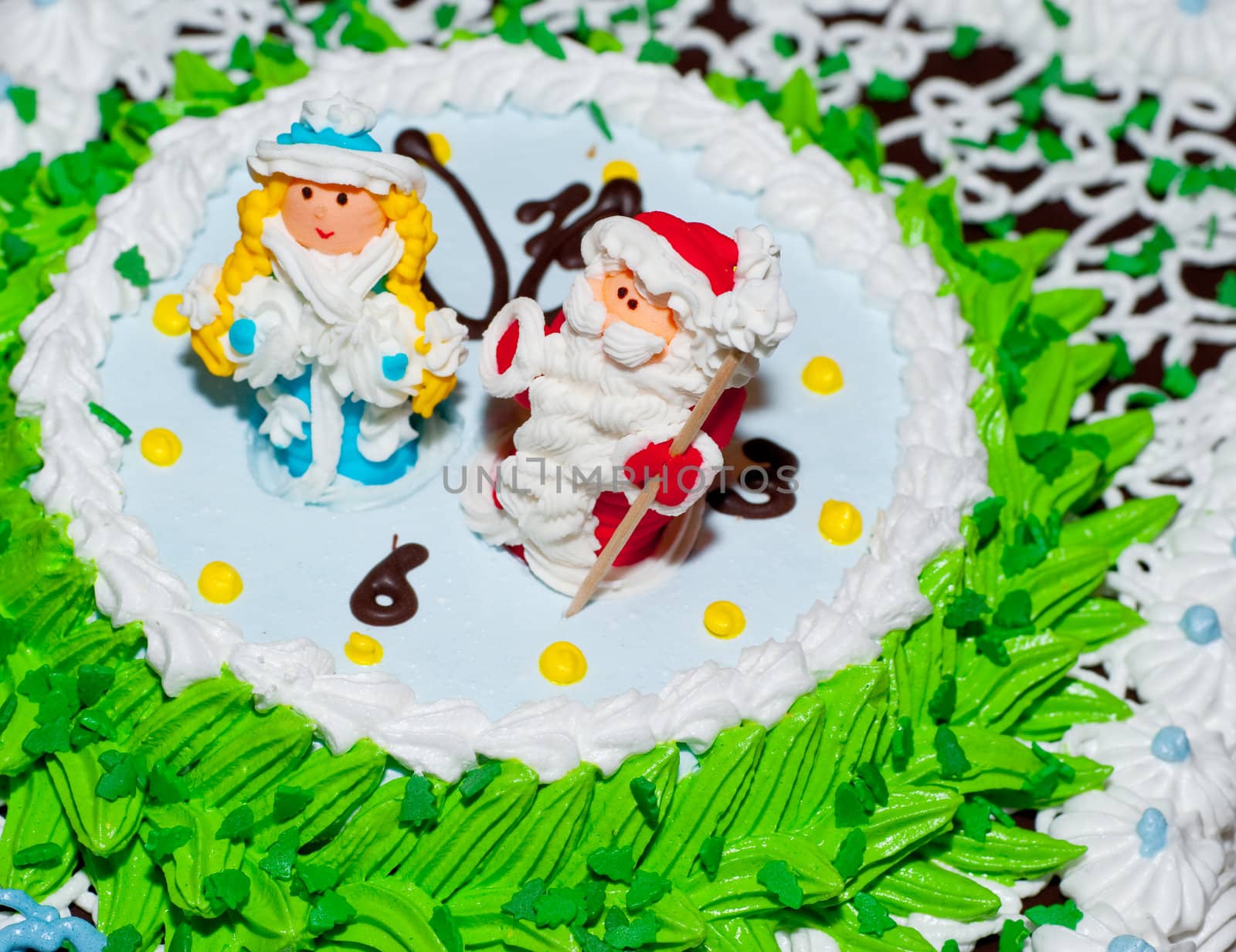 New Year's cake. Decorated the Snow Maiden and Santa on hours.