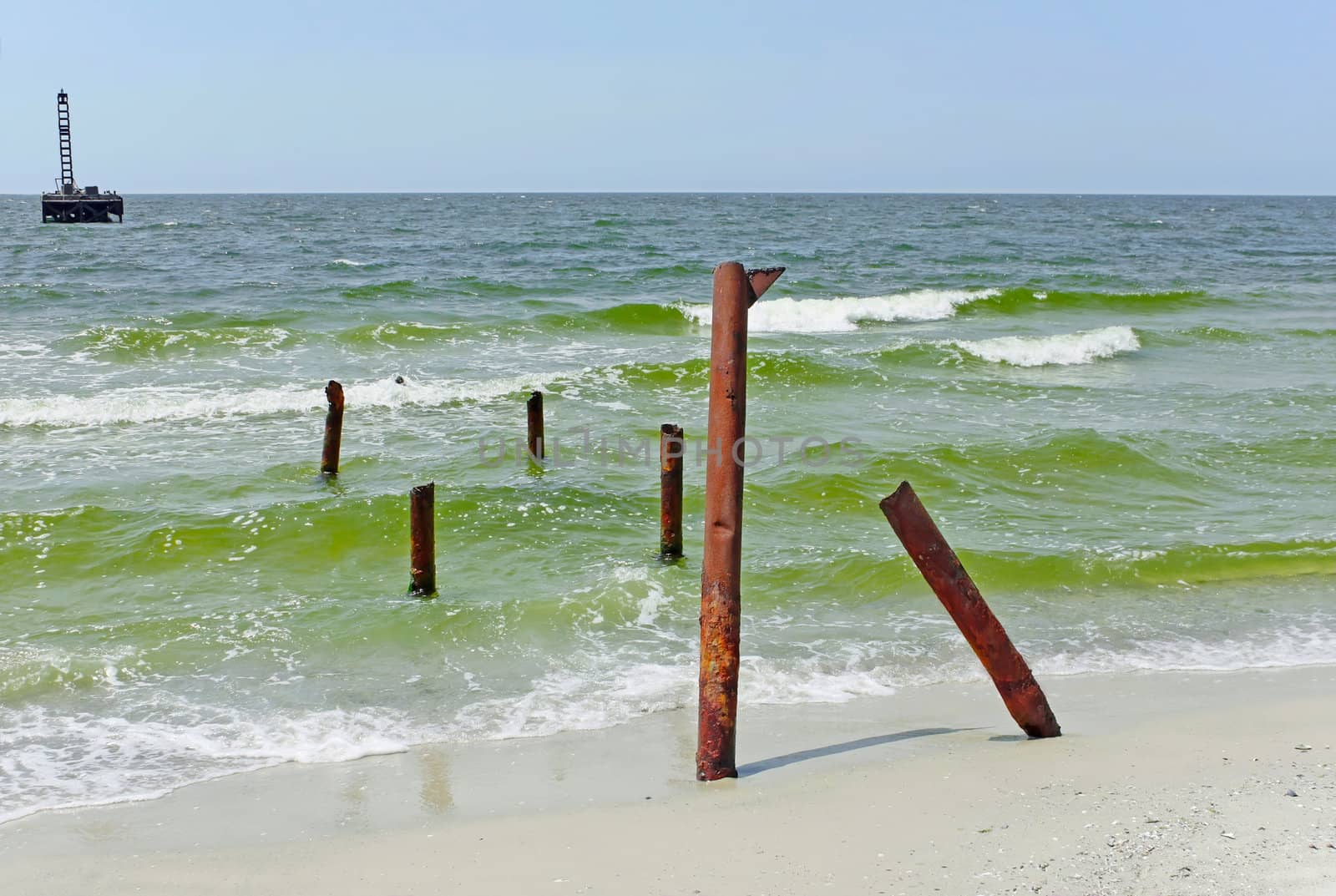 Remains of the old pier by qiiip