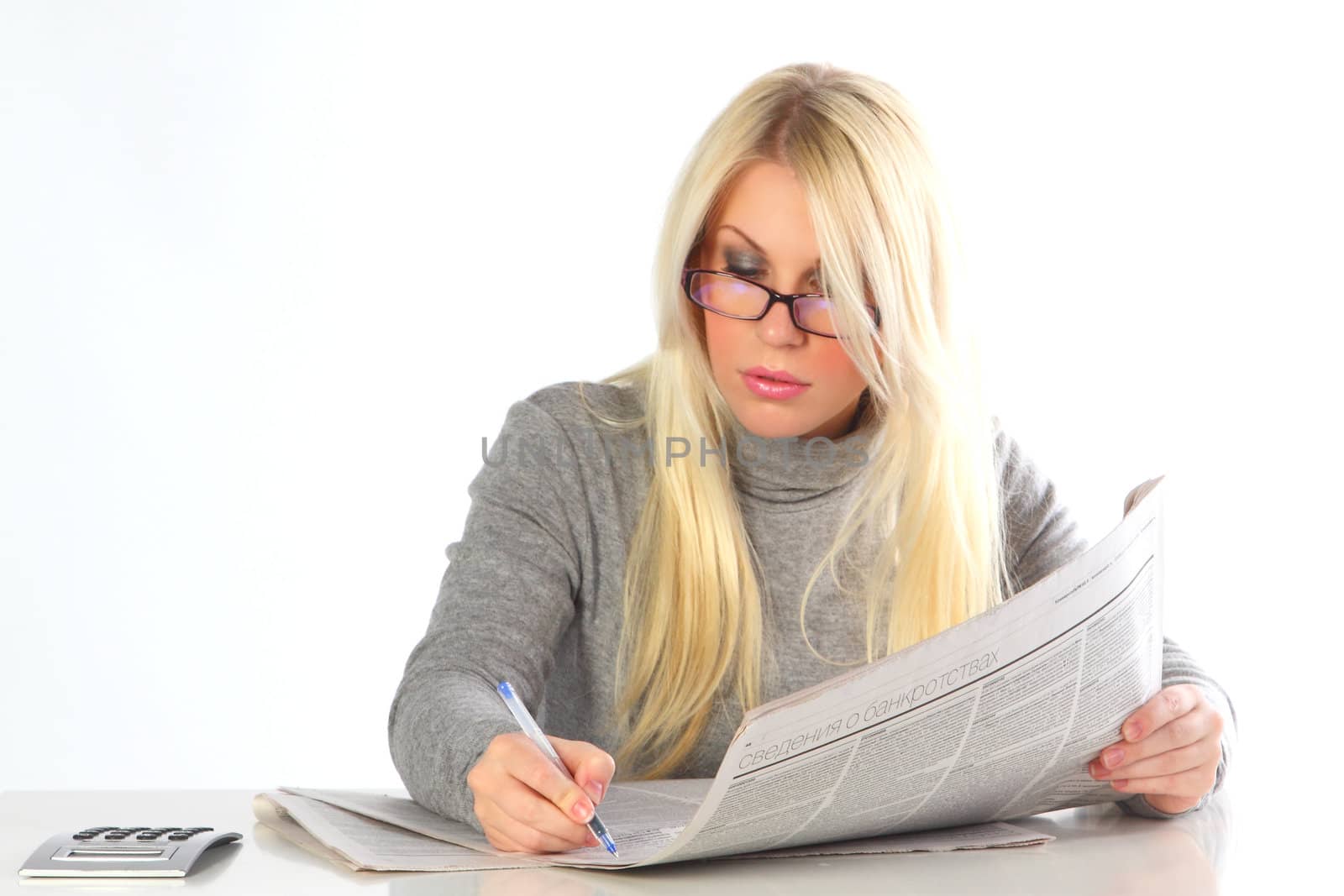 The business woman with newspapers And with the calculator