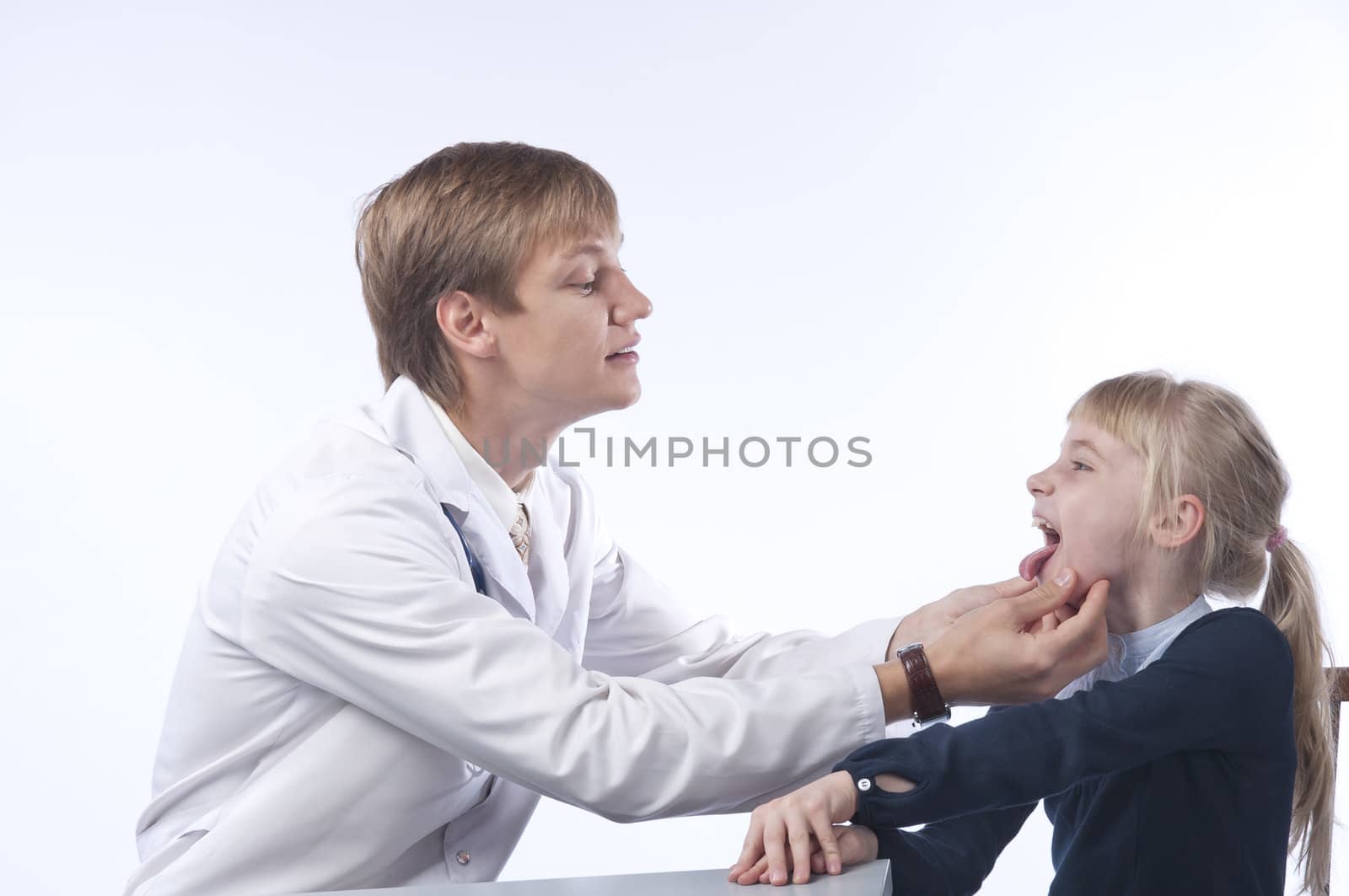 The doctor in a white dressing gown and the little girl at it on reception