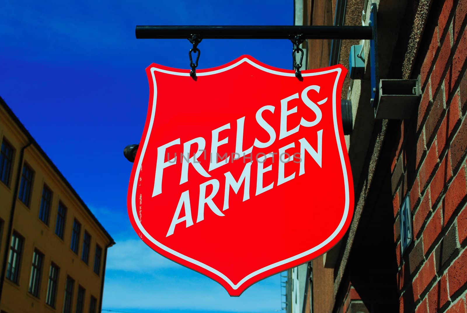 A sign with the logo of the norwegian Salvation Army (Frelsesarmeen).
