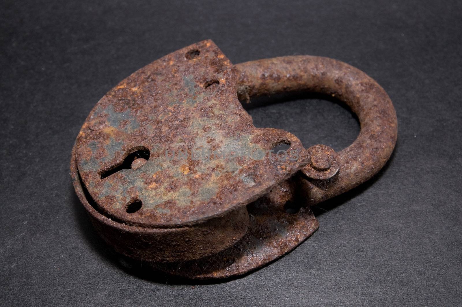 Rusty lock by andyphoto