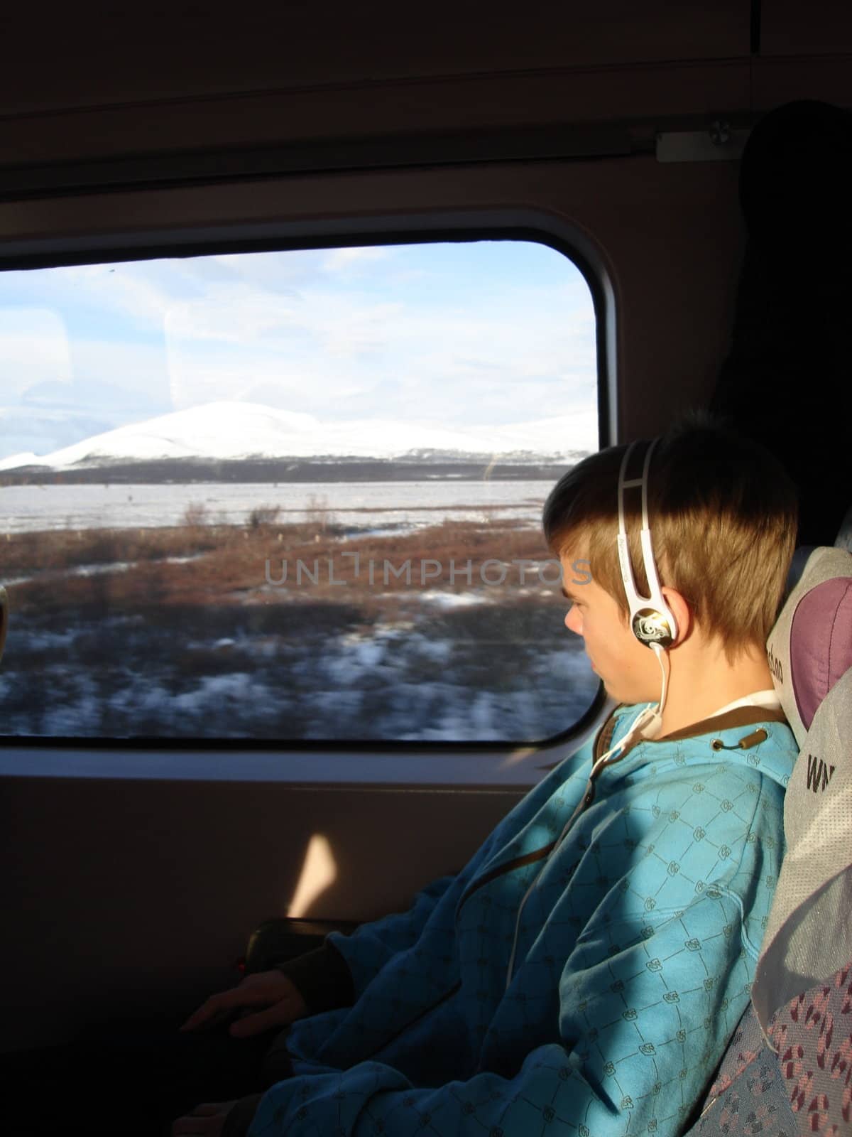 listening music in train