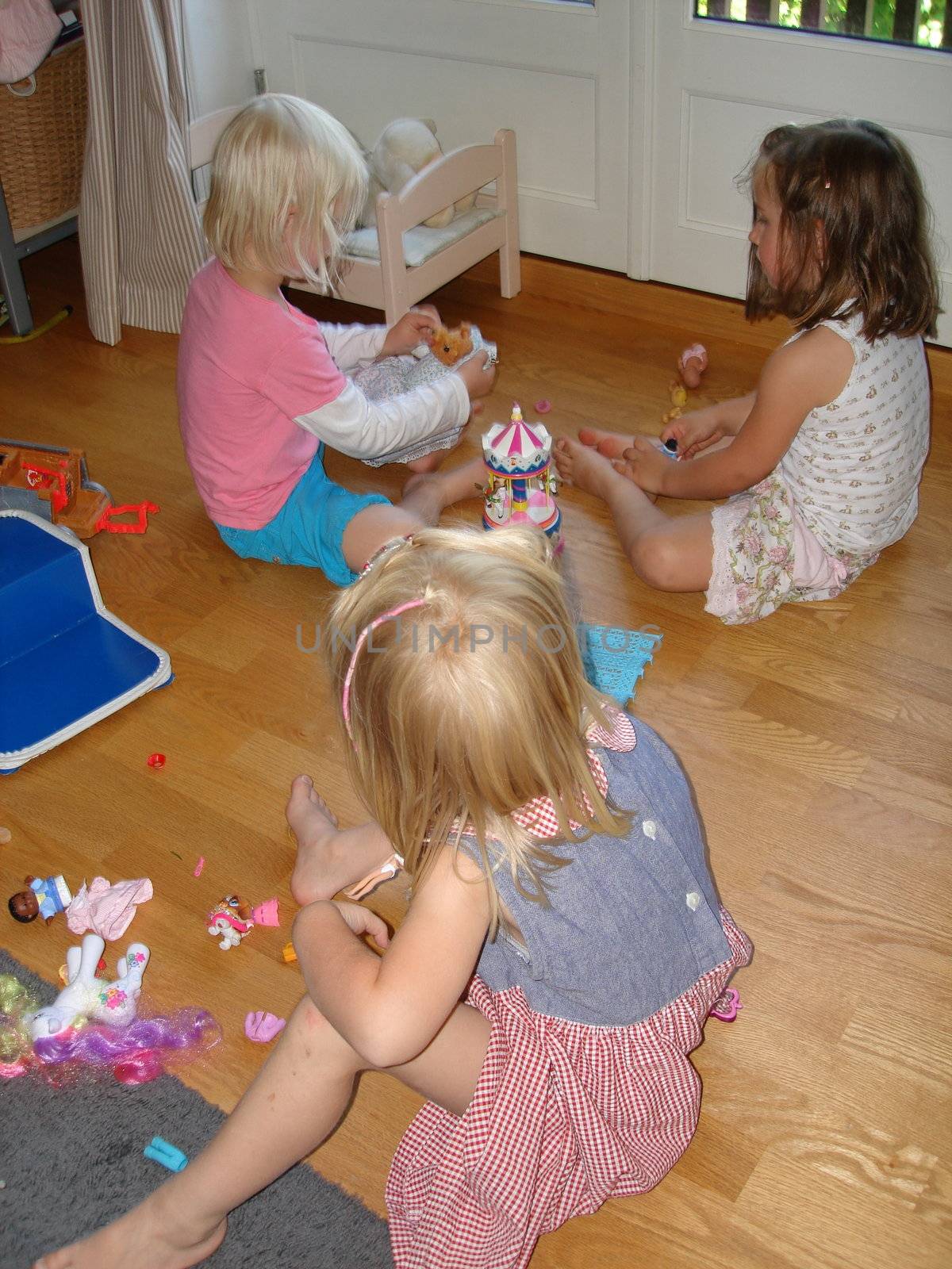 Scandinavian Lifestyle-children playing indoor by Bildehagen