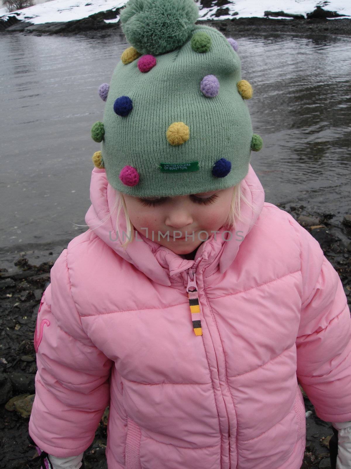 Scandinavian Lifestyle-little girl play at the seaside by Bildehagen