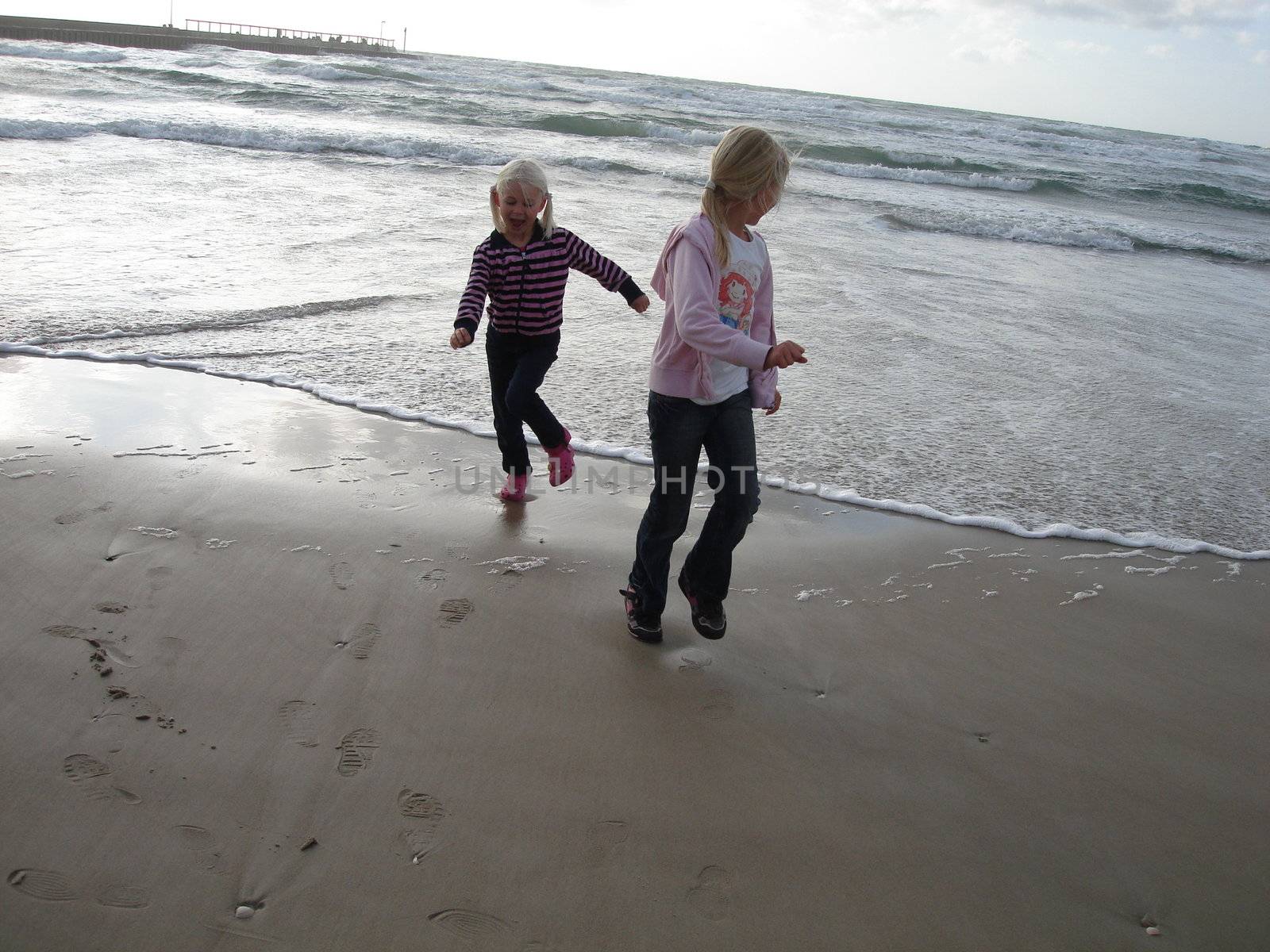 Scandinavian Lifestyle-girls playing on the beach by Bildehagen