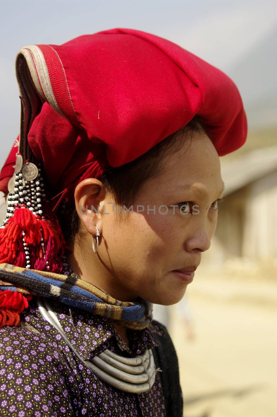 Woman of the ethnic (minority)red Dao pompoms. This beautiful woman is the traditional clothing of his tribe and the headdress of married women.