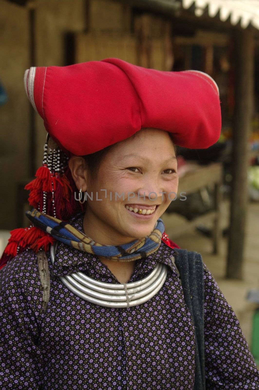 Woman of the ethnic (minority)red Dao pompoms. This beautiful woman is the traditional clothing of his tribe and the headdress of married women. A basket in the back he used to transport vegetables to the house and contains the essential umbrella, which also serves to protect against the sun. The standard of beauty for women in Asia is to have white skin