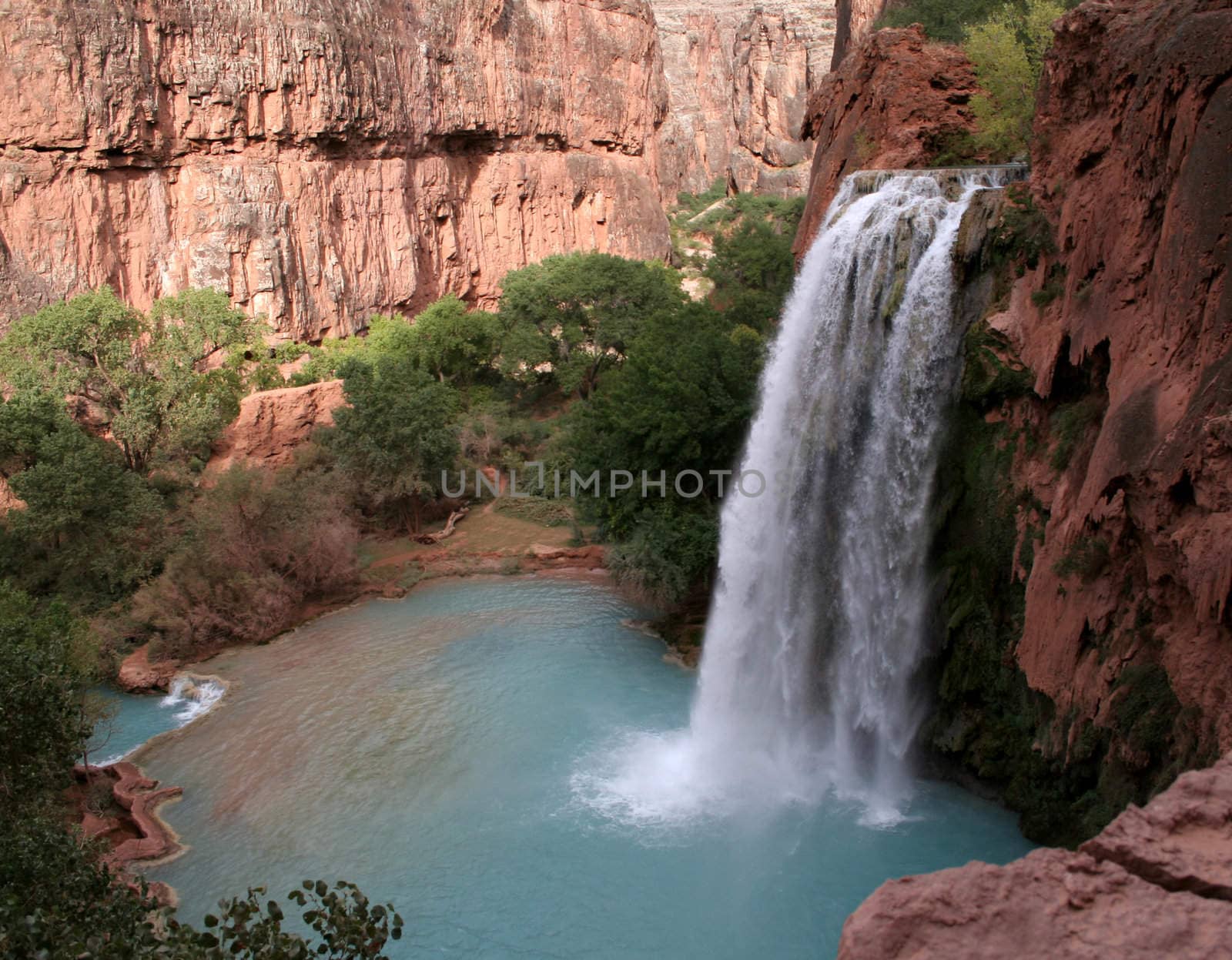 A sideview of the havasu waterfall within the grand canyon.
