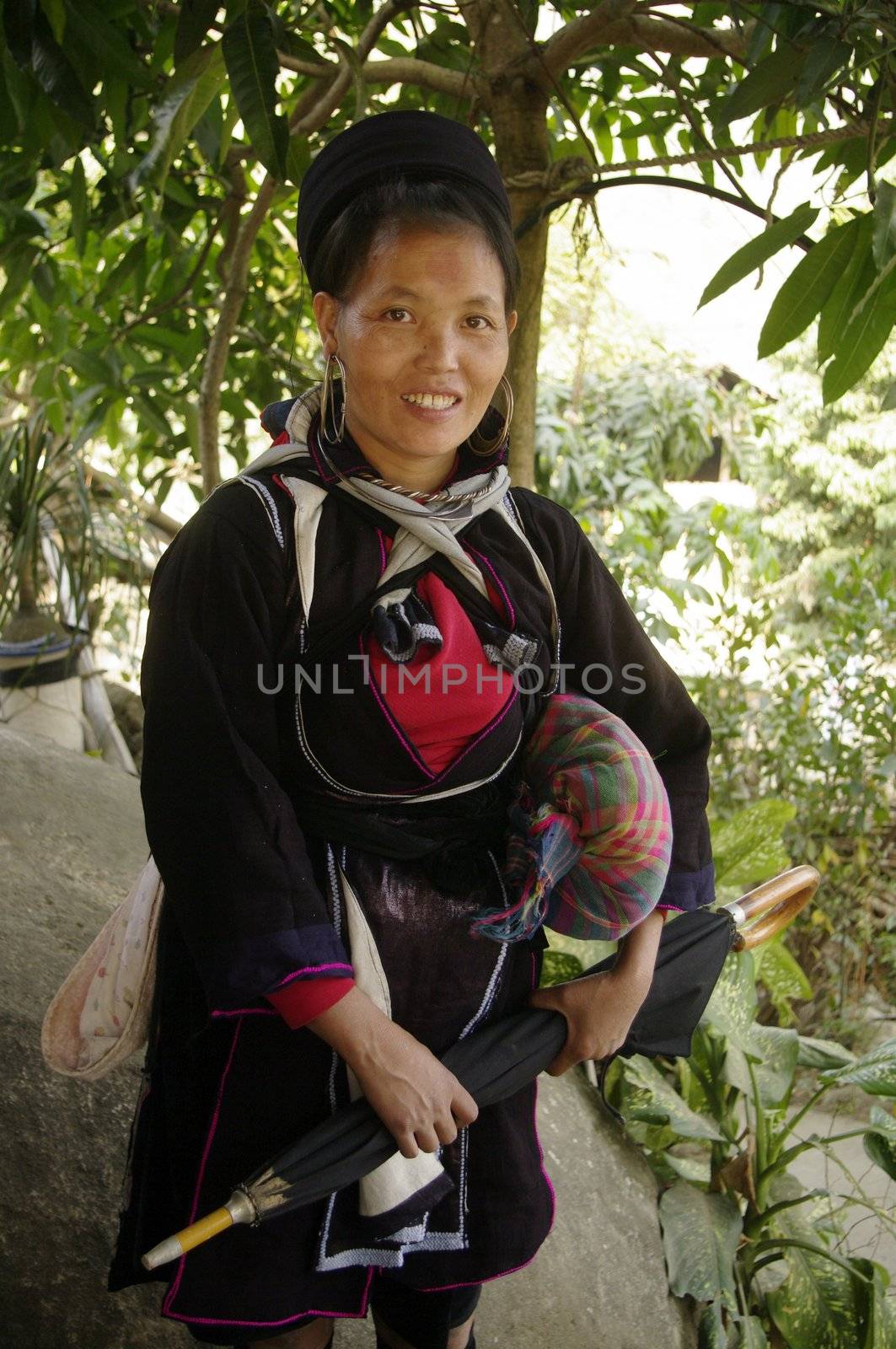 The woman of the Dao ethnic group have retained their dress black ancestry. While men often left their clothes women wear their traditional dress in the same field work