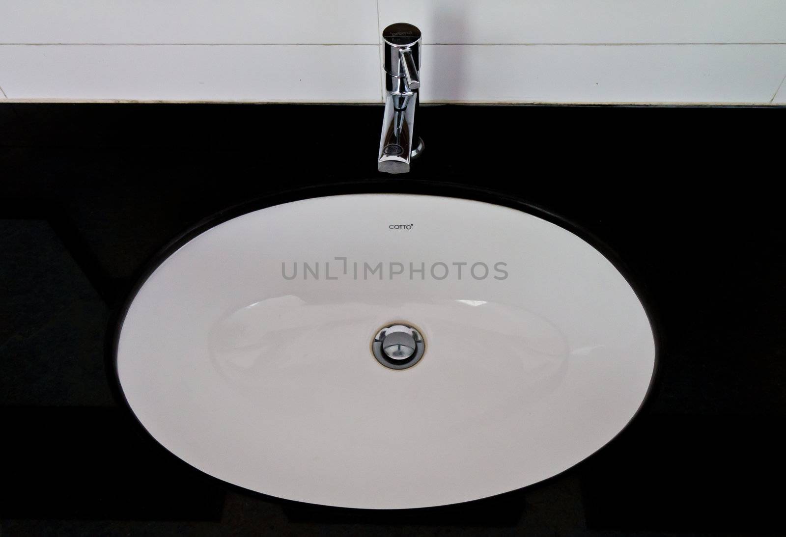 Sinks in the bathroom men a clean and hygienic.