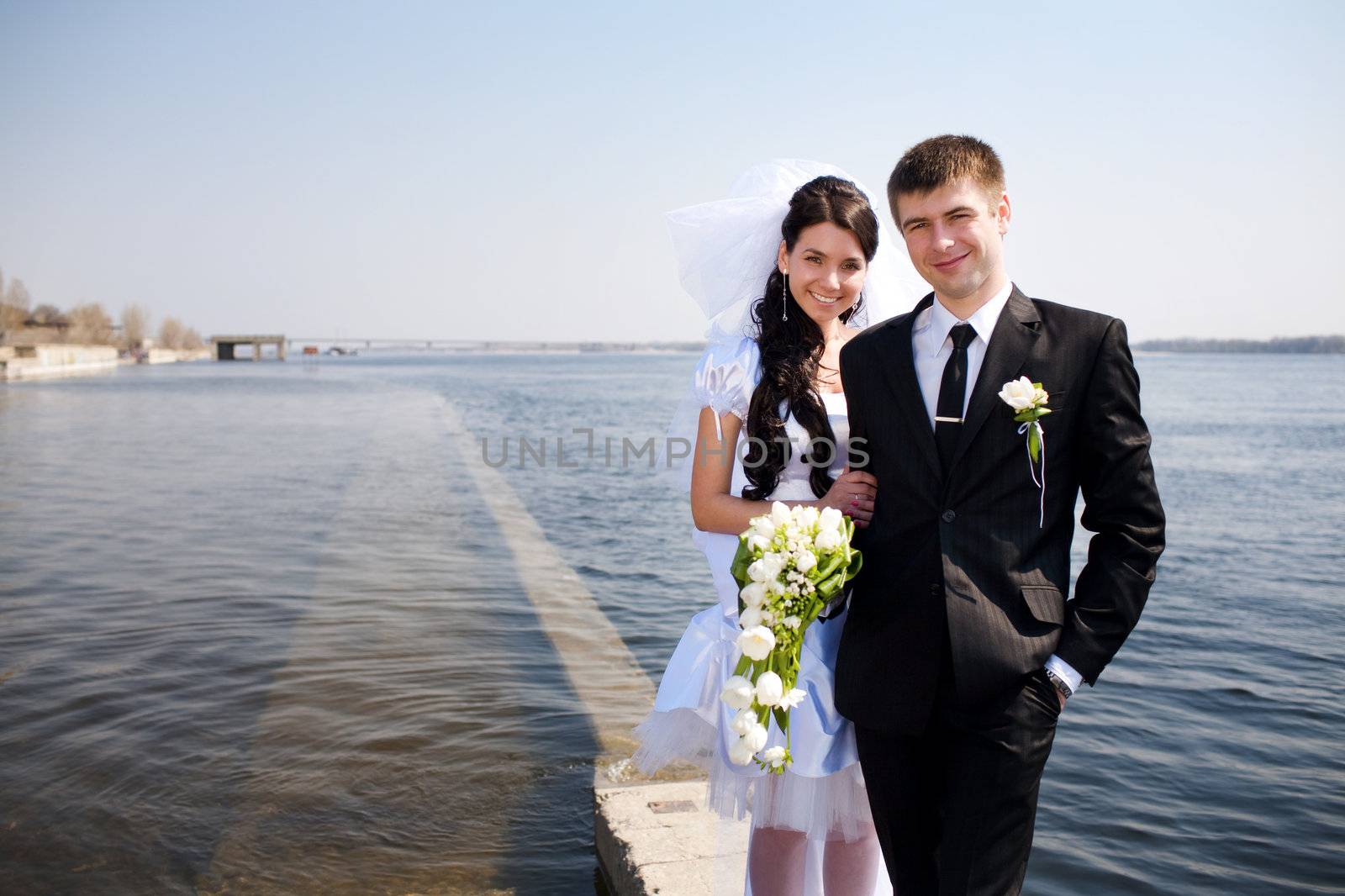 bride and groom, view to the water