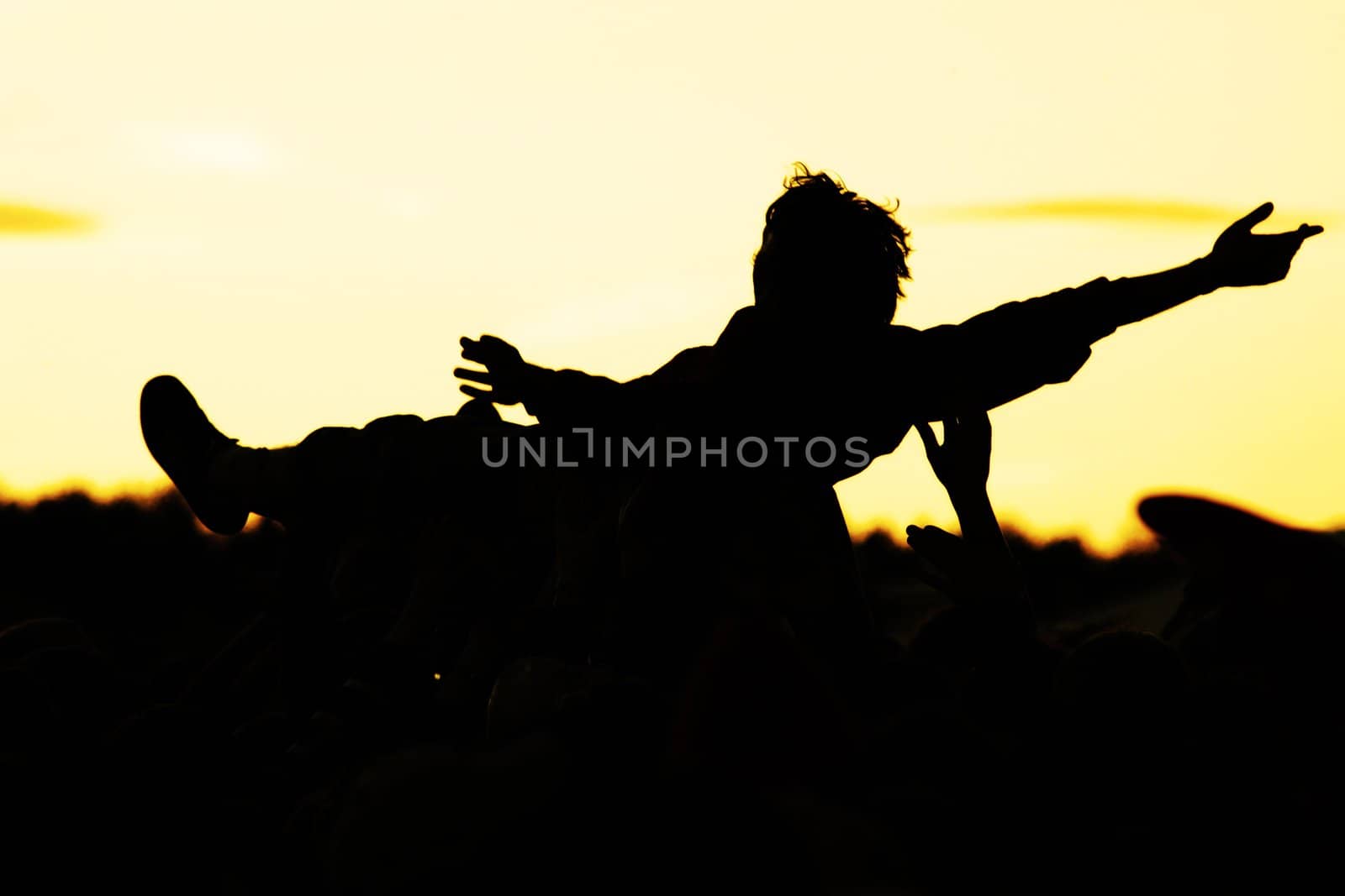 crowdsurfer by yucas