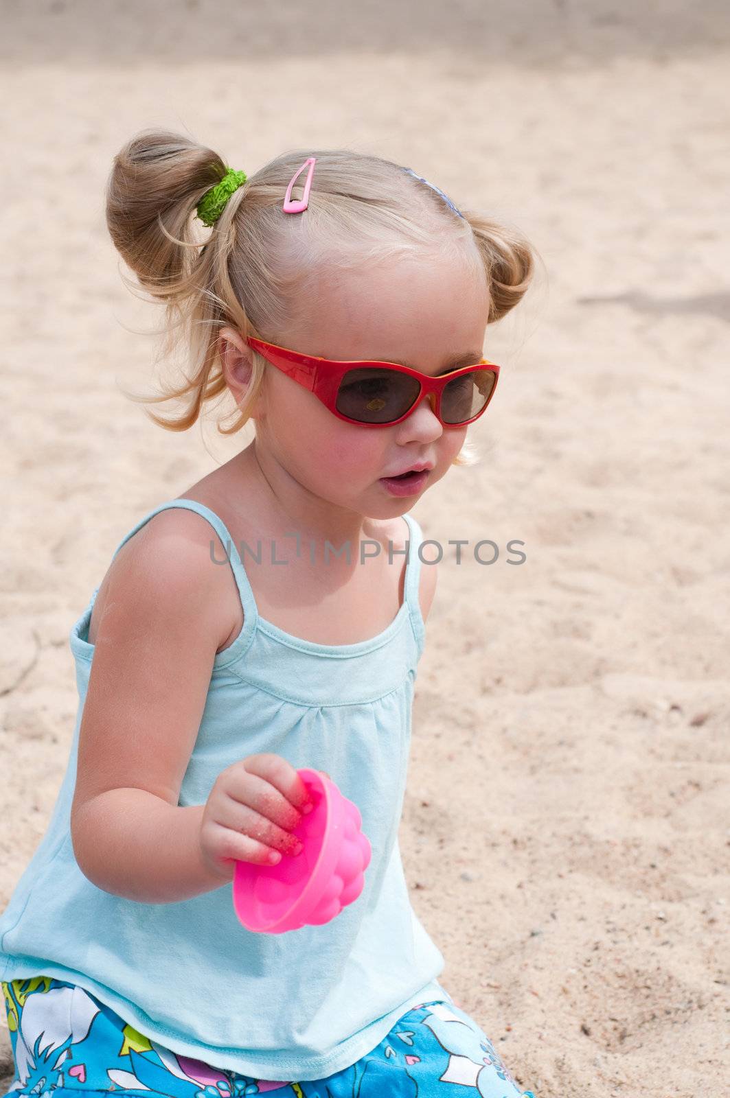 Little girl portrait with sunglasses, outdoor shooting