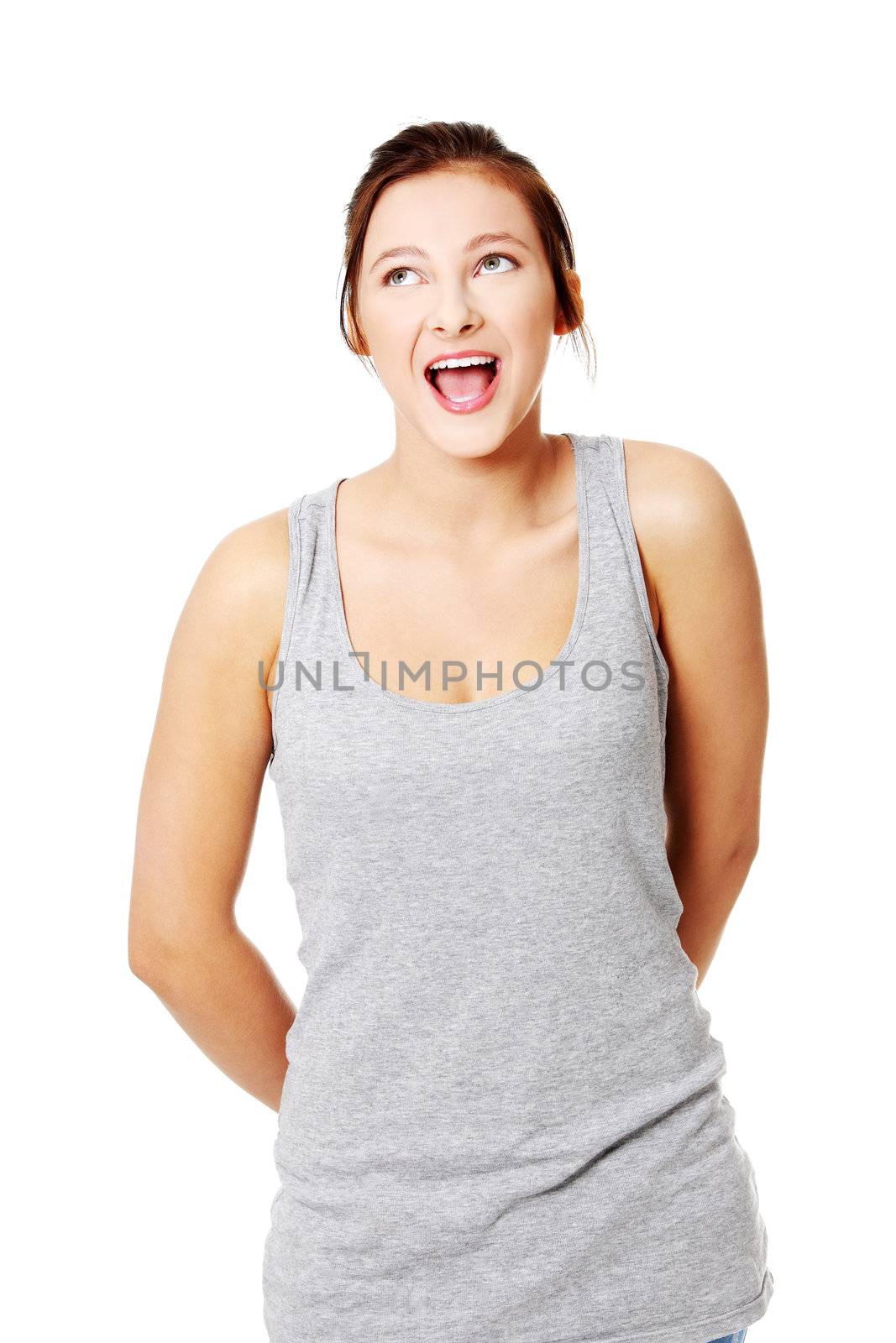 Young caucasian women standing and openinig her mouth.