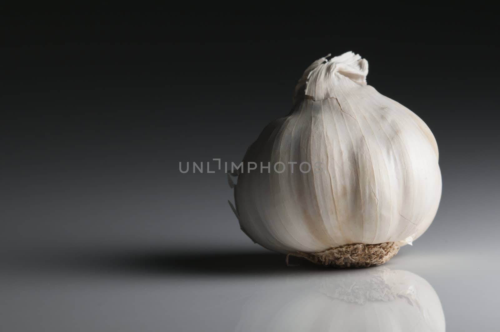 Garlic ready for preparing traditional Italian food