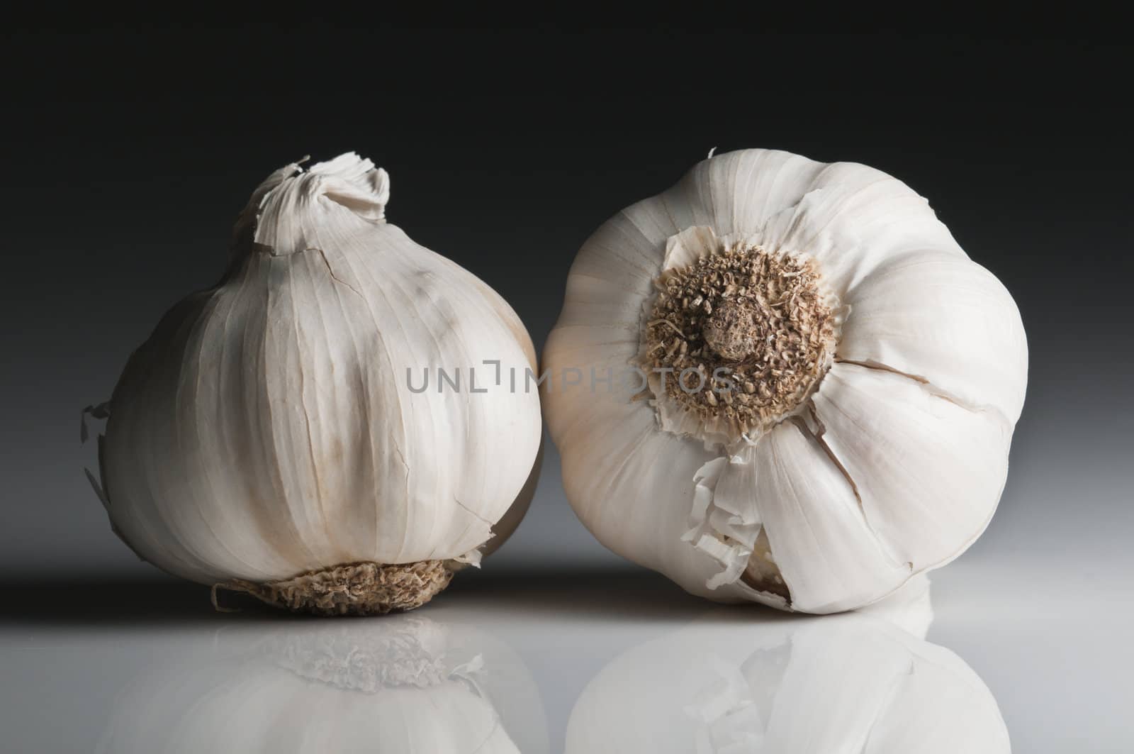 Garlic ready for preparing traditional Italian food