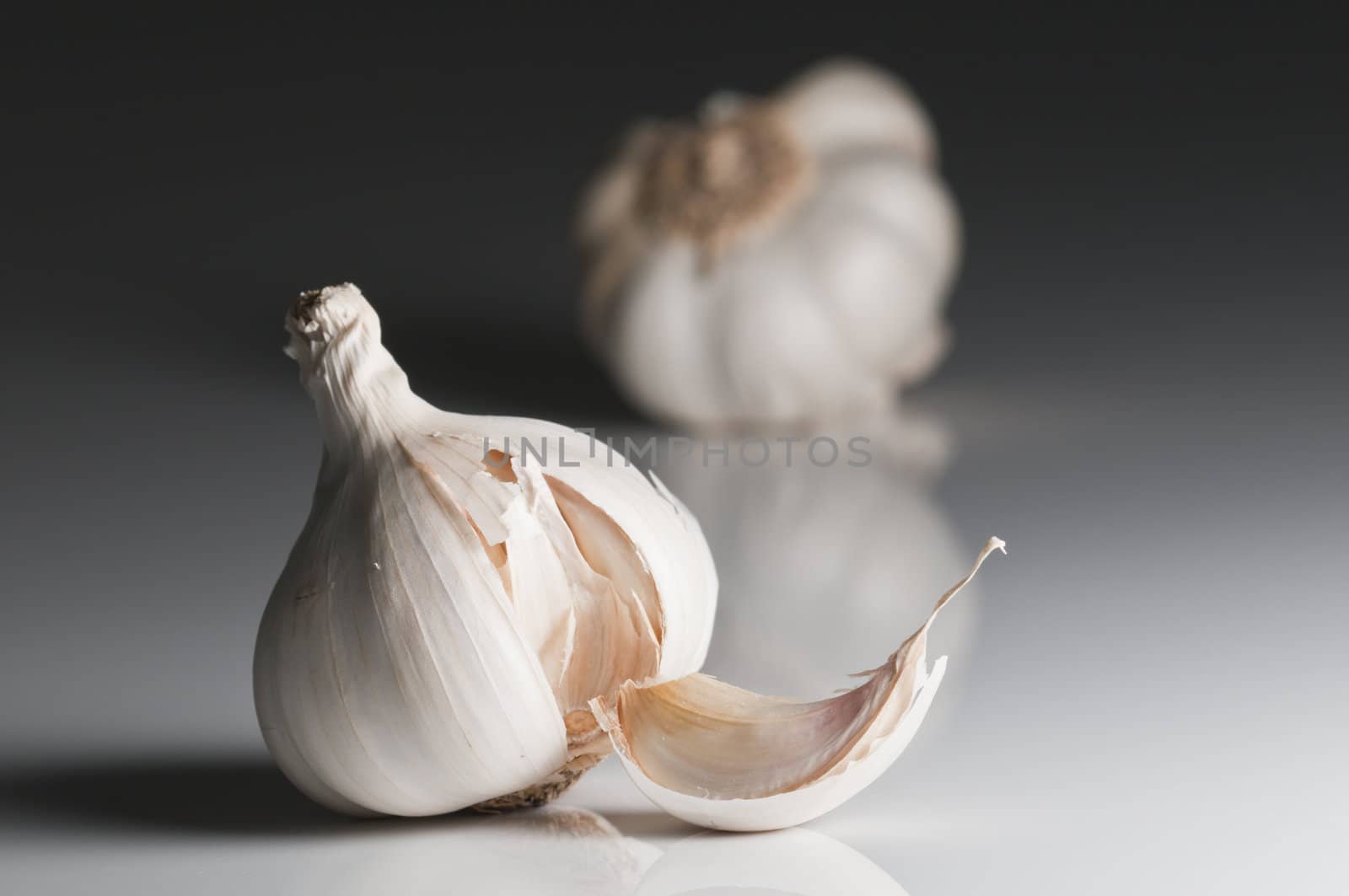 Garlic ready for preparing traditional Italian food