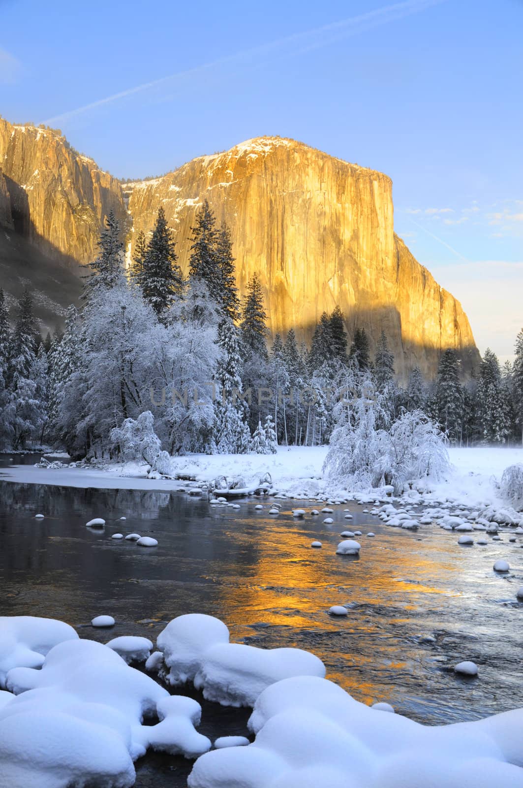 Sun set on the granite peaks in Yosemite valley