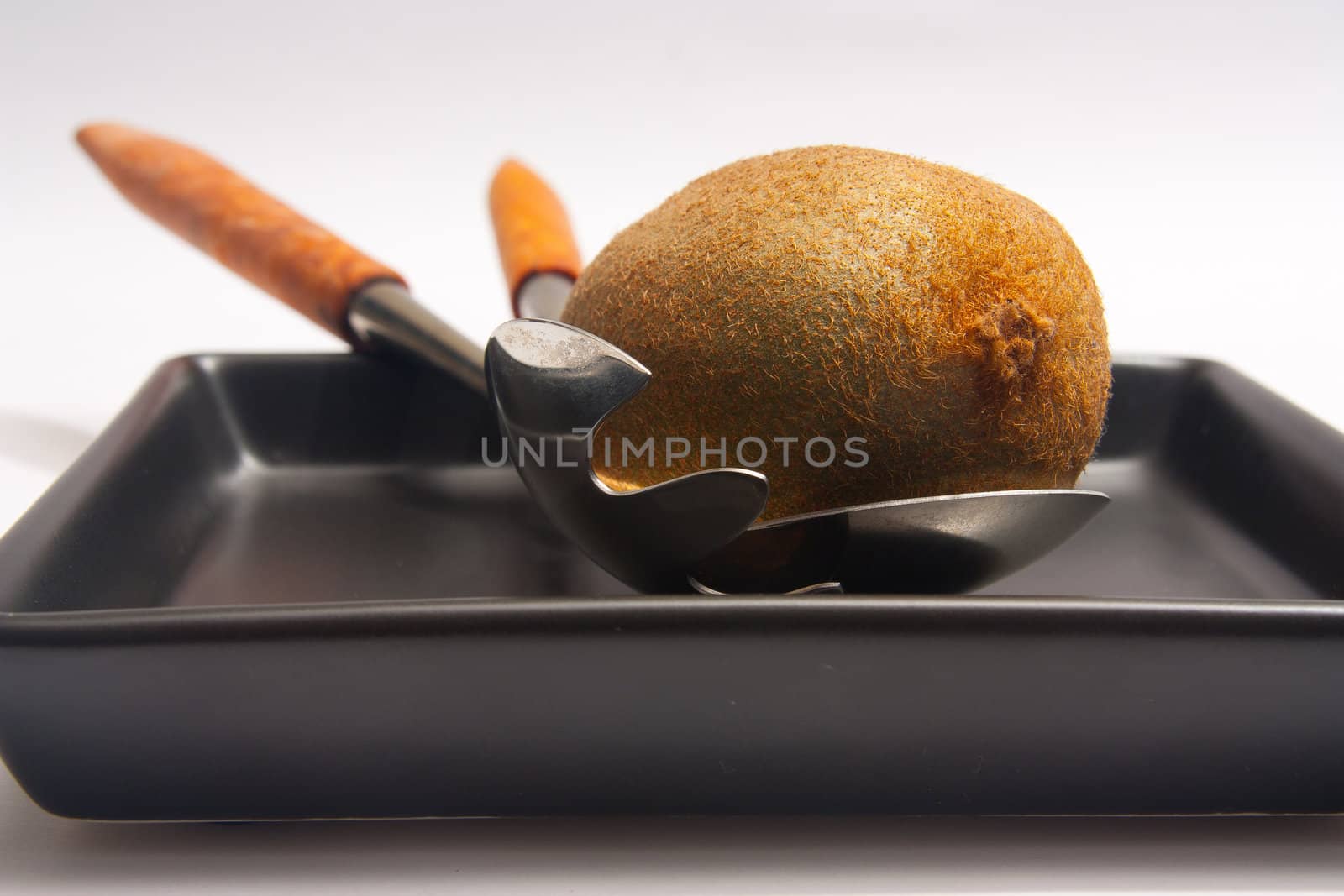 Kiwi on a black plate