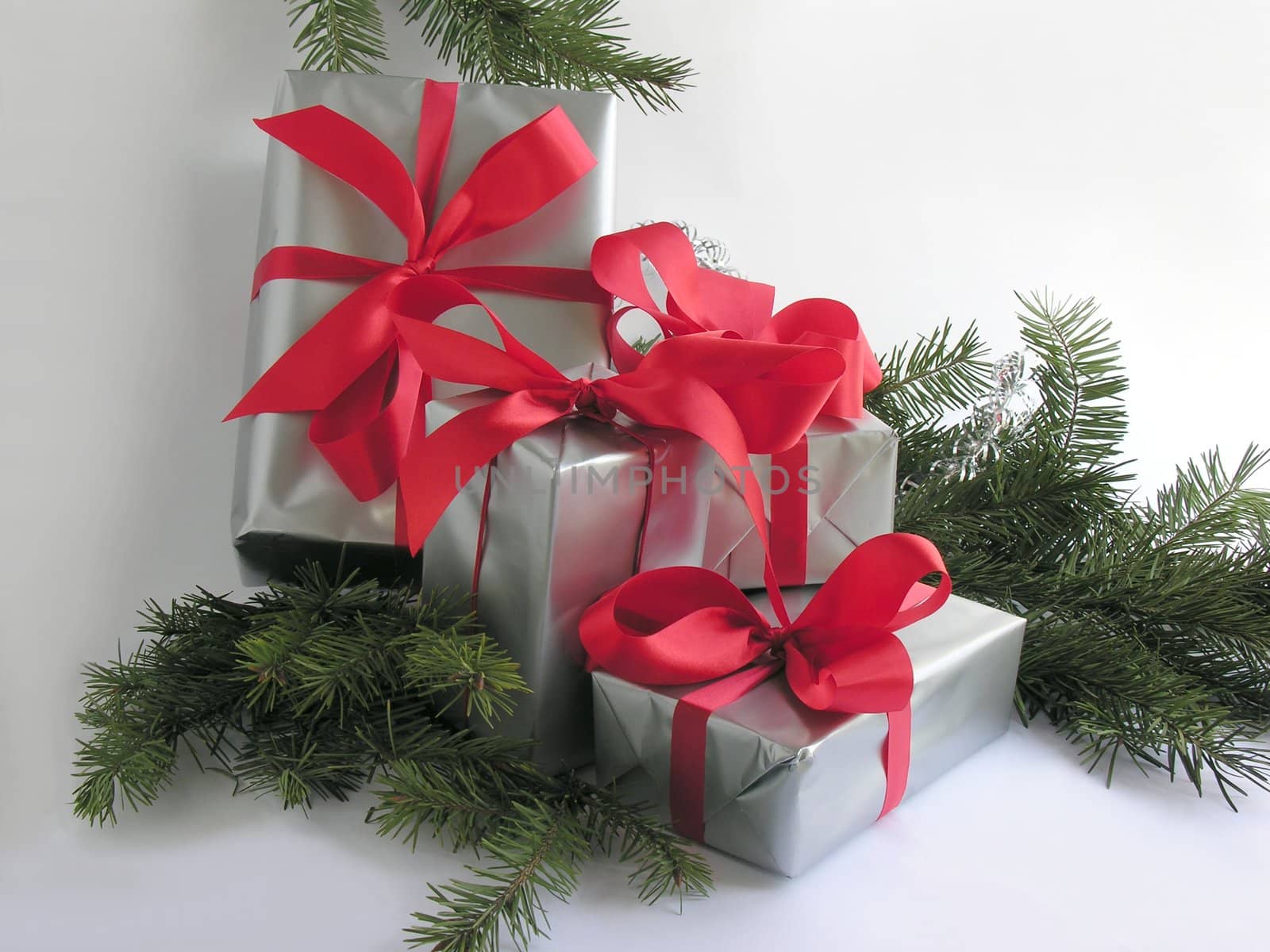 Christmas tree and gifts by RAIMA