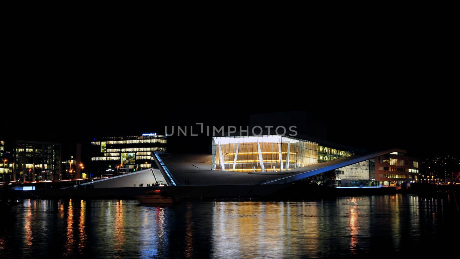 New opera house in Oslo by night