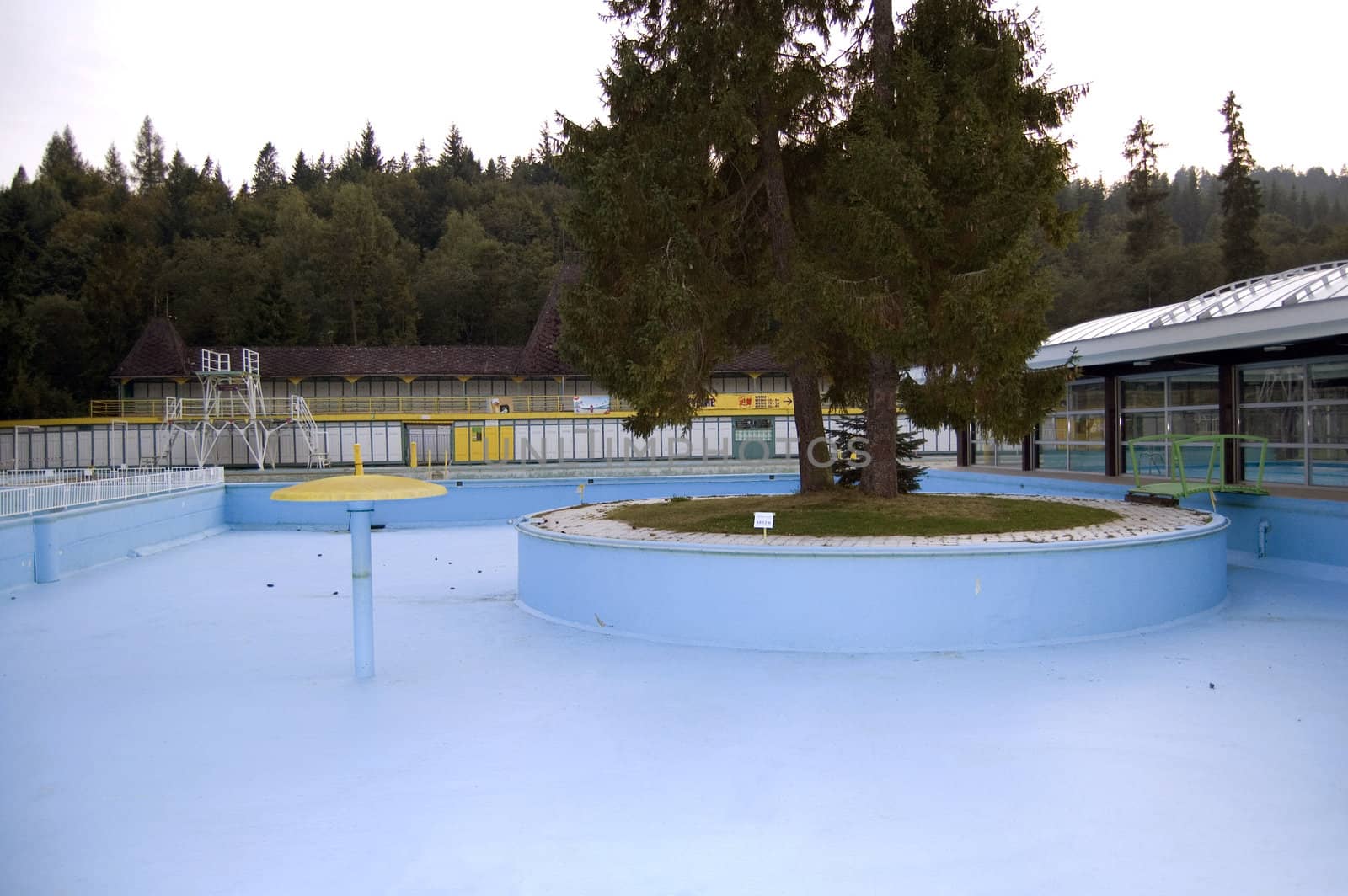 Outdoor thermal swimming pool