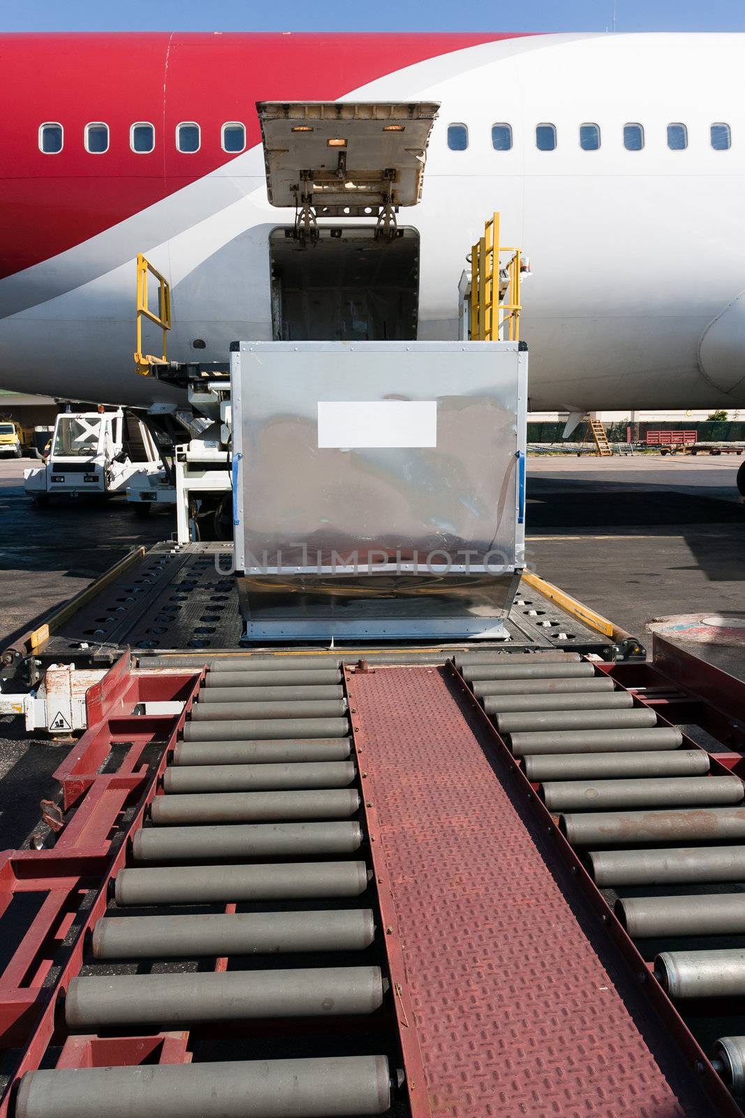 Loading platform of air freight to the aircraft