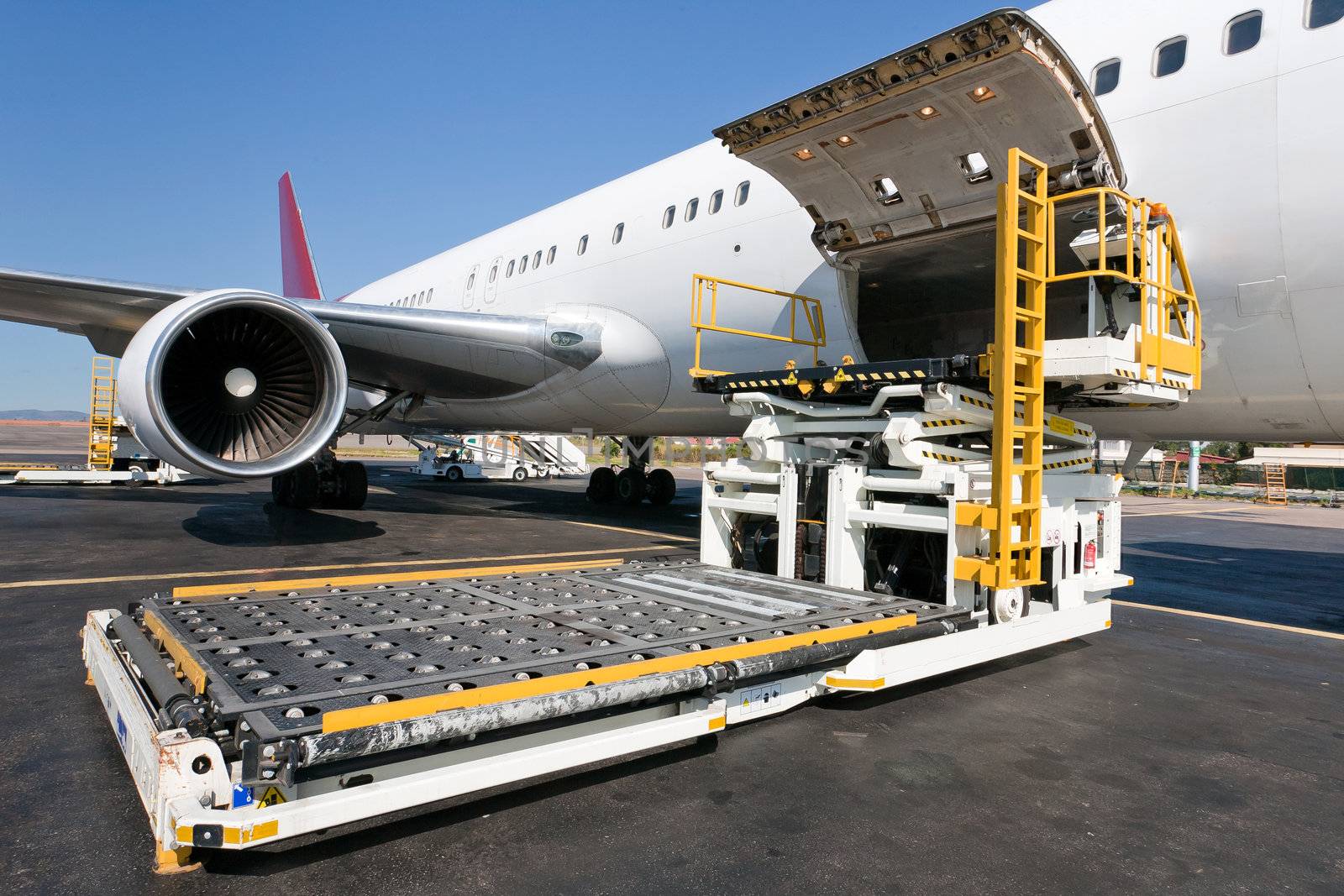 Loading platform of air freight to the aircraft