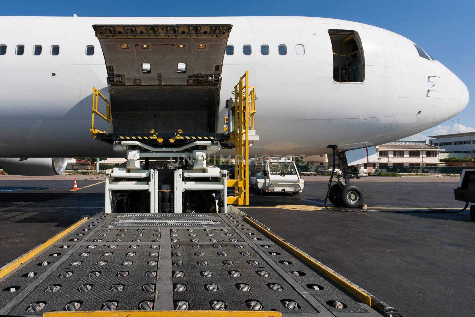 Loading platform of air freight to the aircraft