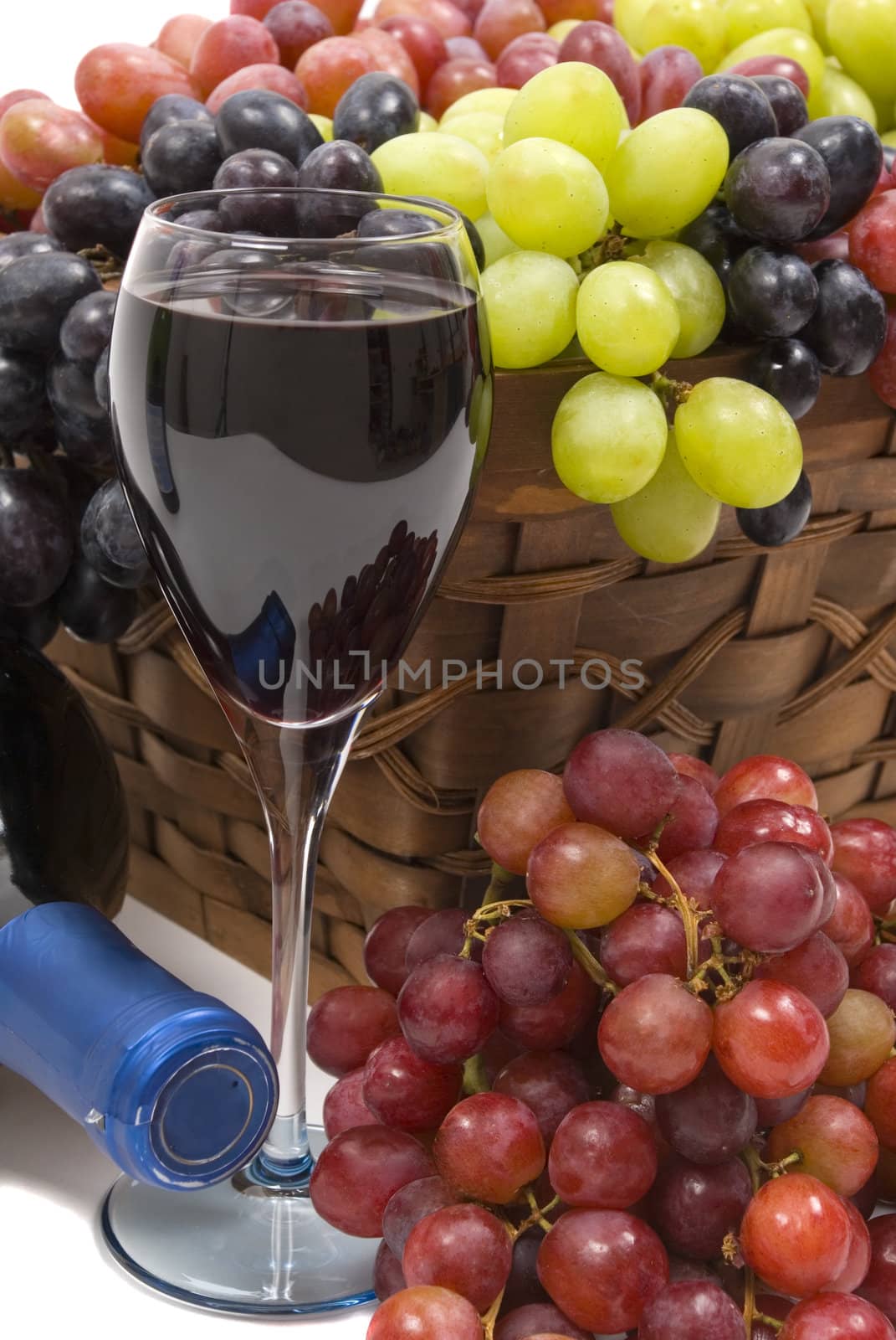 Three different kinds of seedless grapes and wine