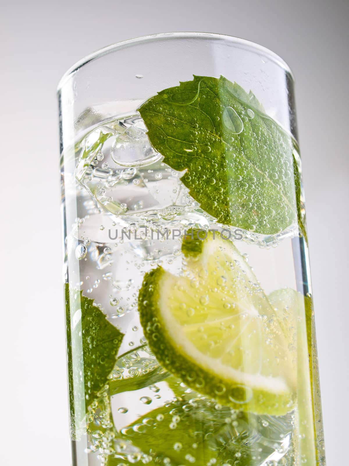 Refreshing drink with lime and mint